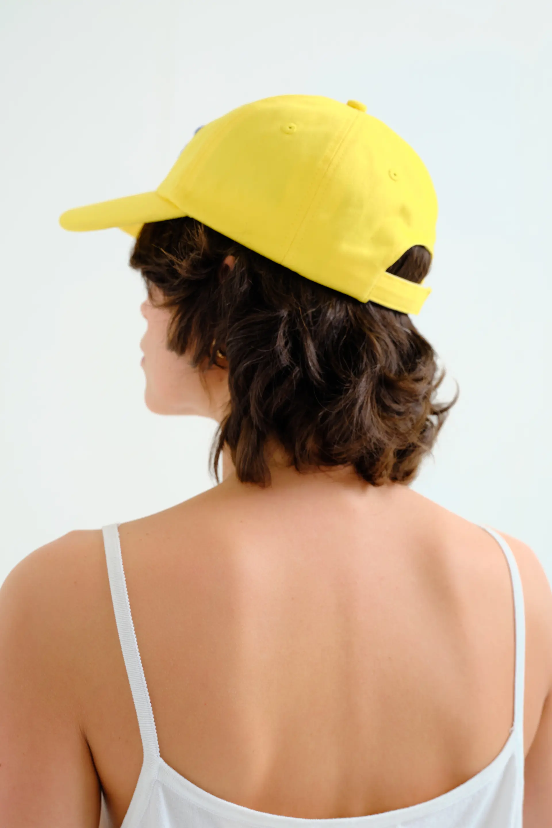 Gorra amarilla con bordado de flor azul - Image 4