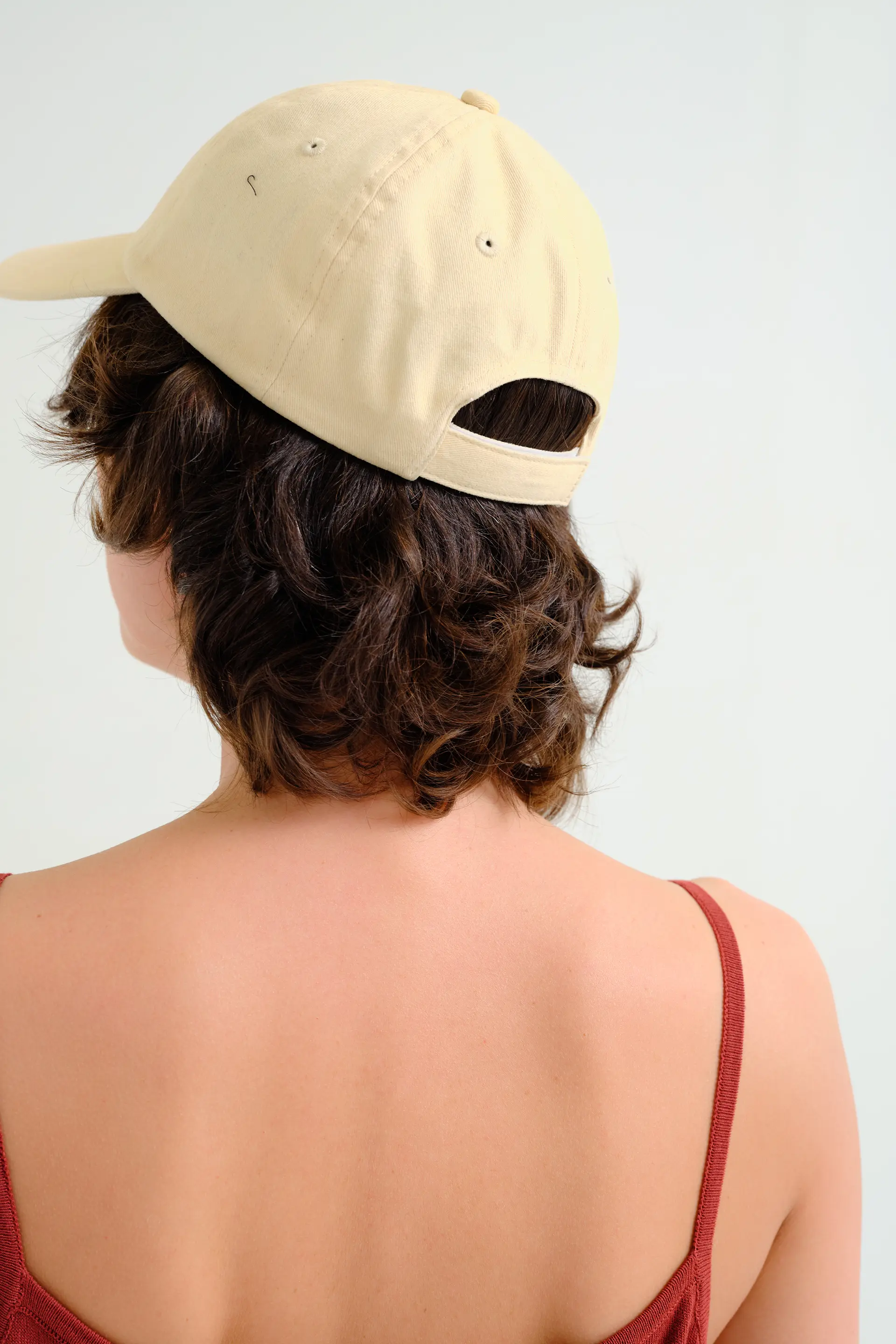 Gorra beige  con bordado de elefante rojo - Image 3