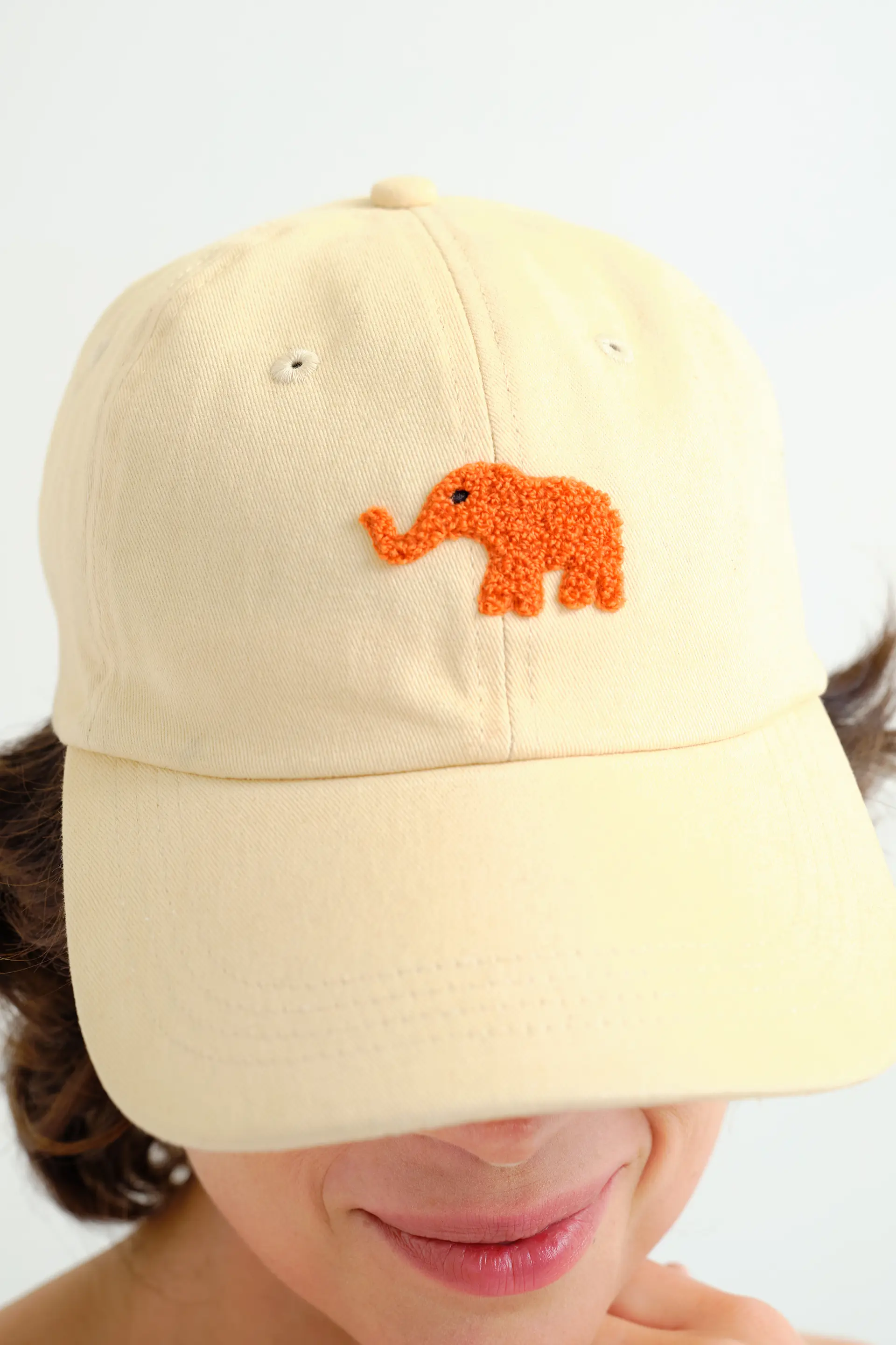 Gorra beige  con bordado de elefante rojo - Image 4