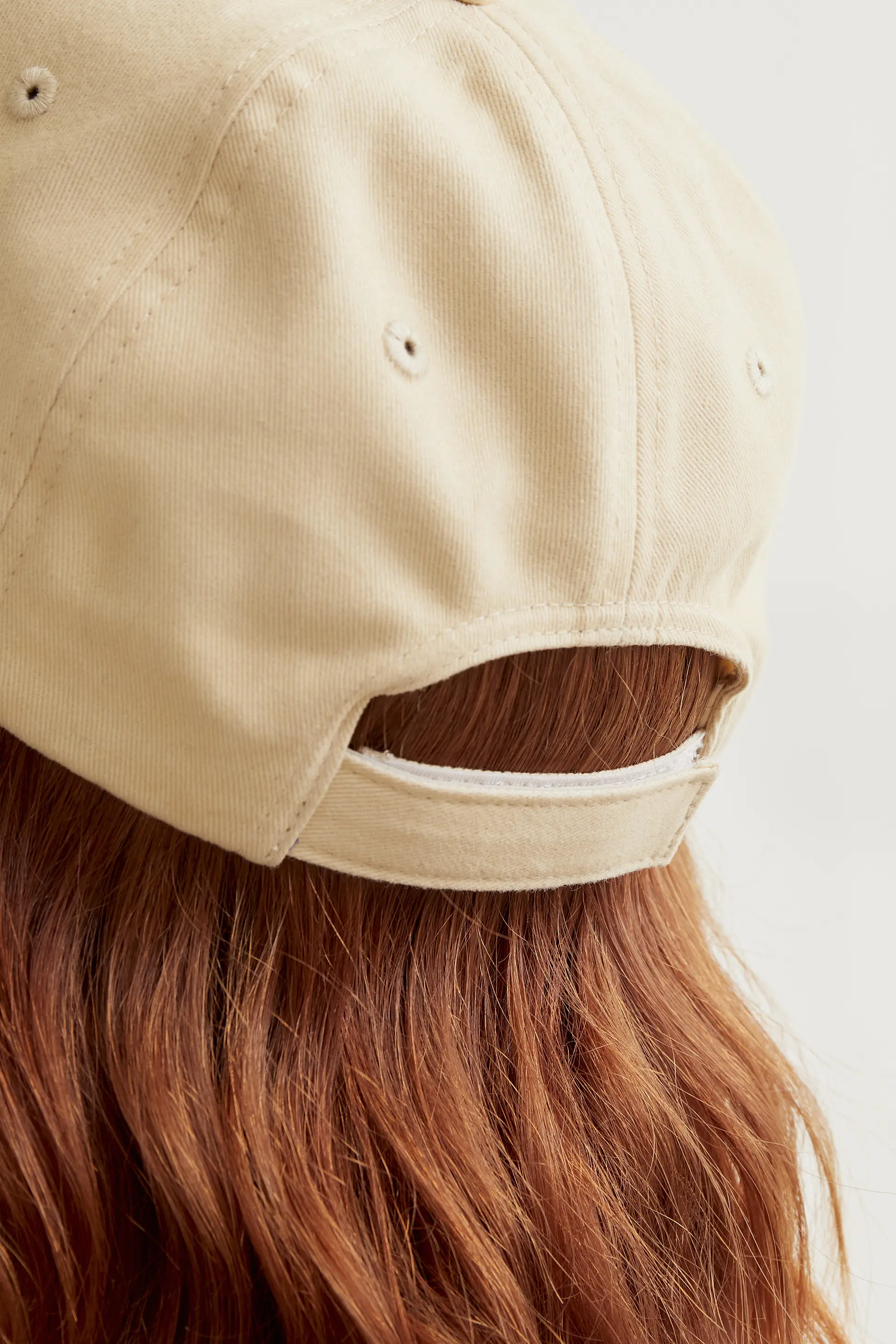 Gorra camel con bordado de naranja - Image 2