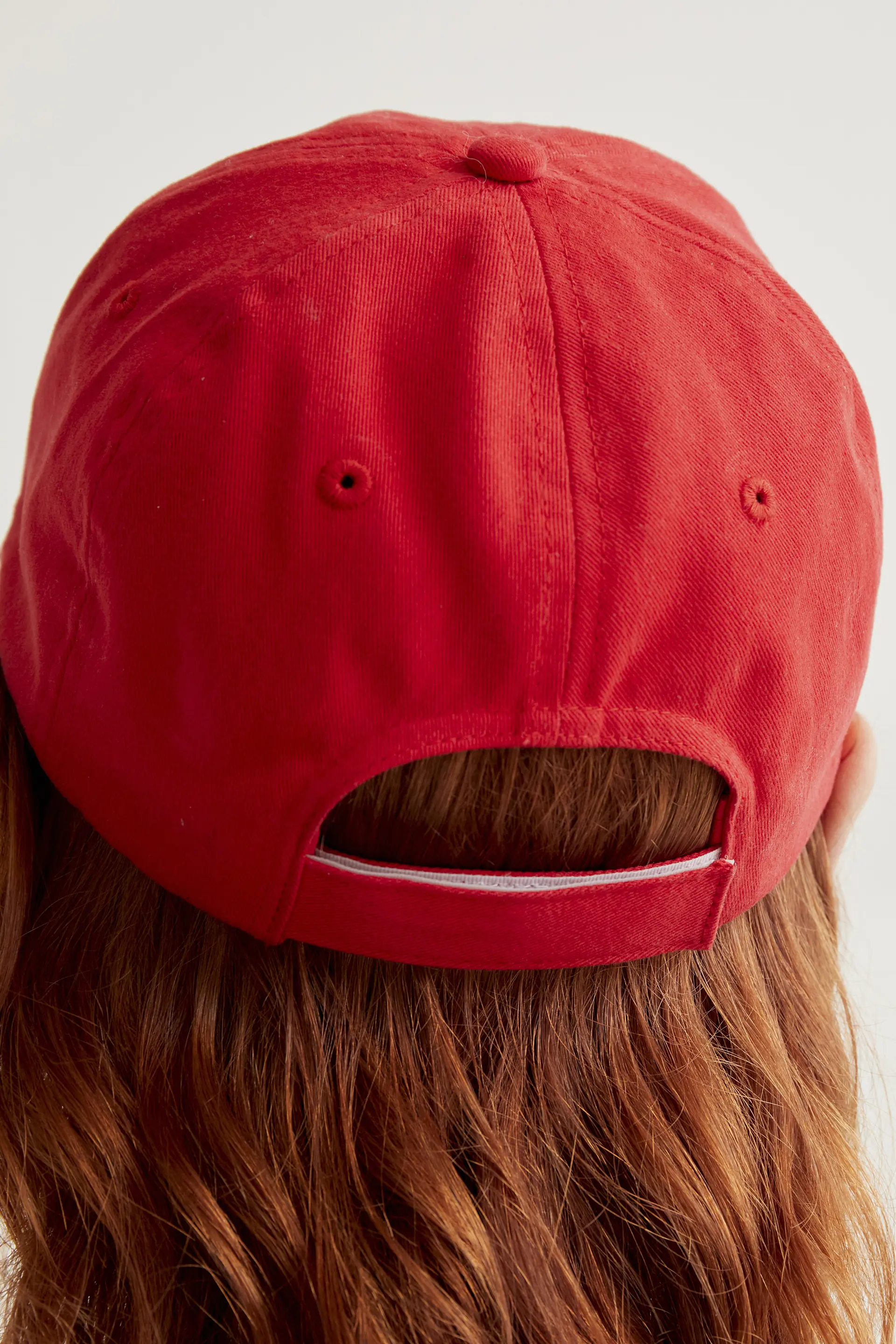 Gorra roja con bordado de cerezas - Image 3