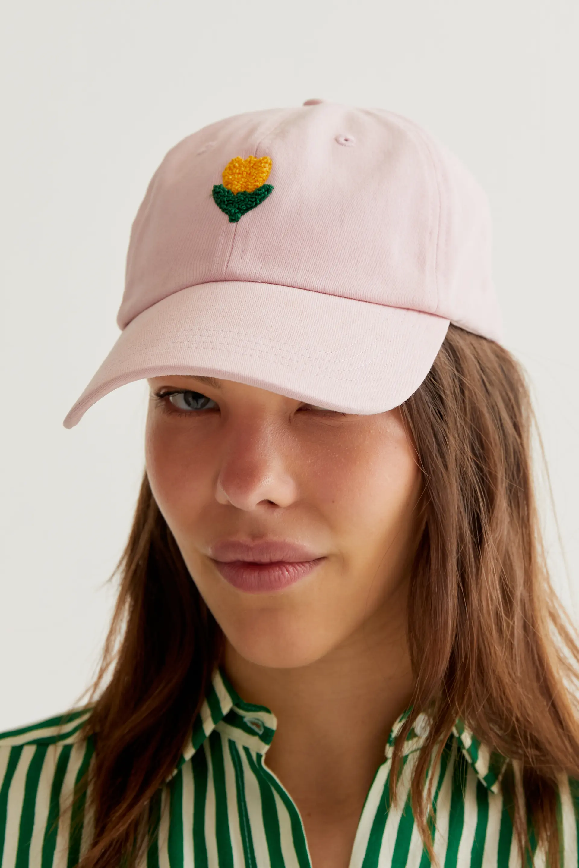 Gorra rosa con bordado de tulipán