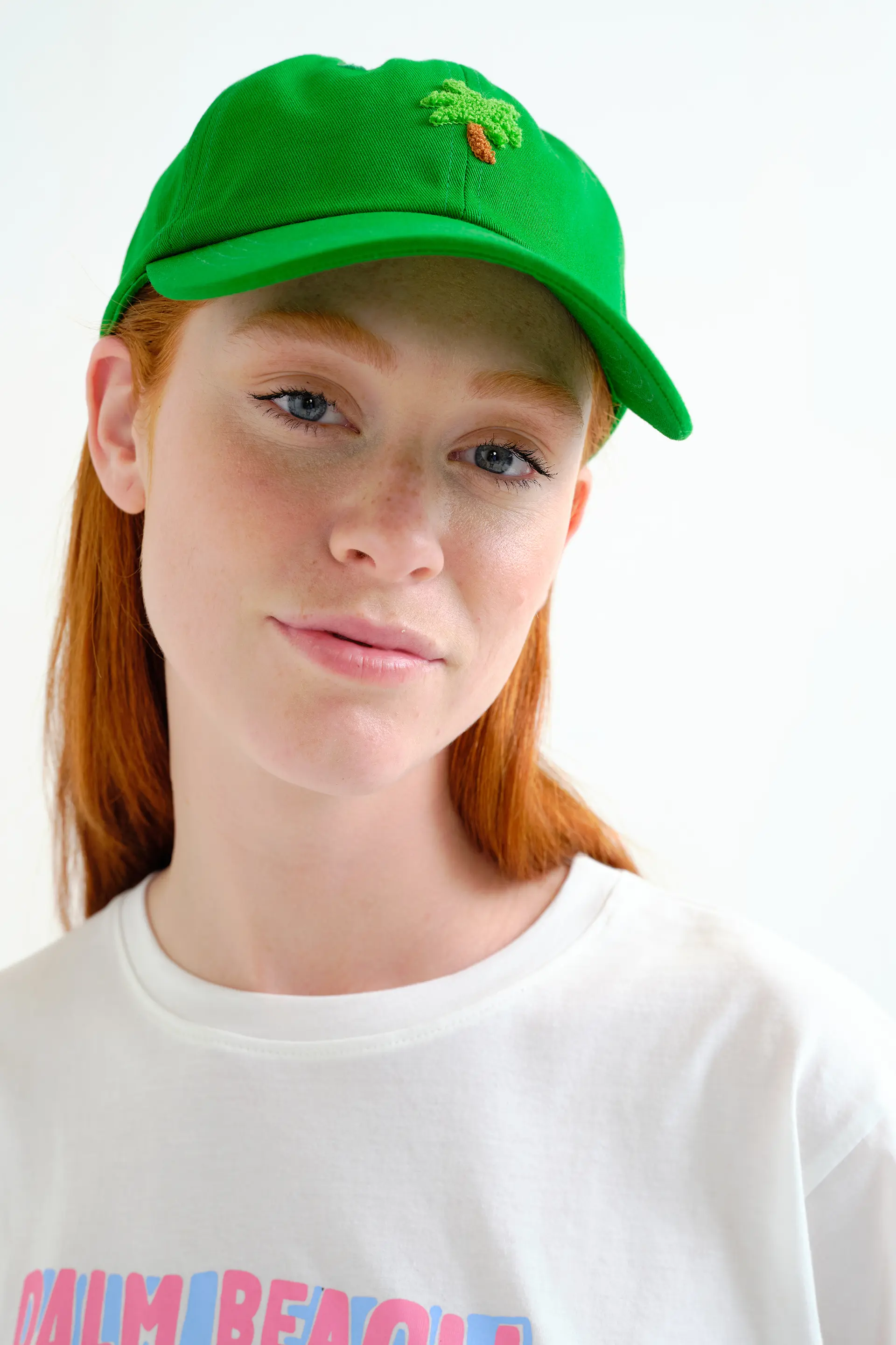 Gorra verde con bordado de palmera