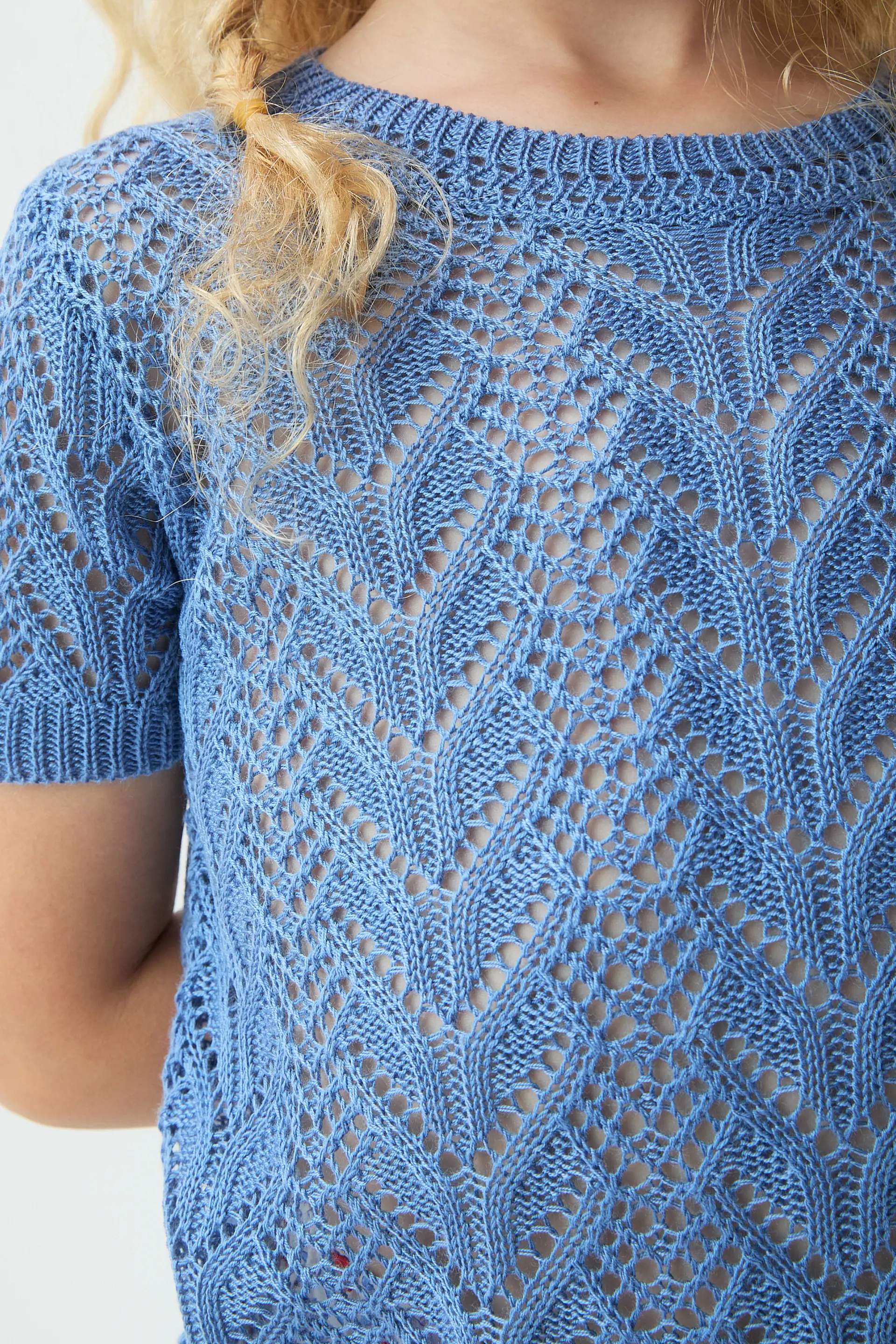 Jersey de niña con bordado azul - Image 3