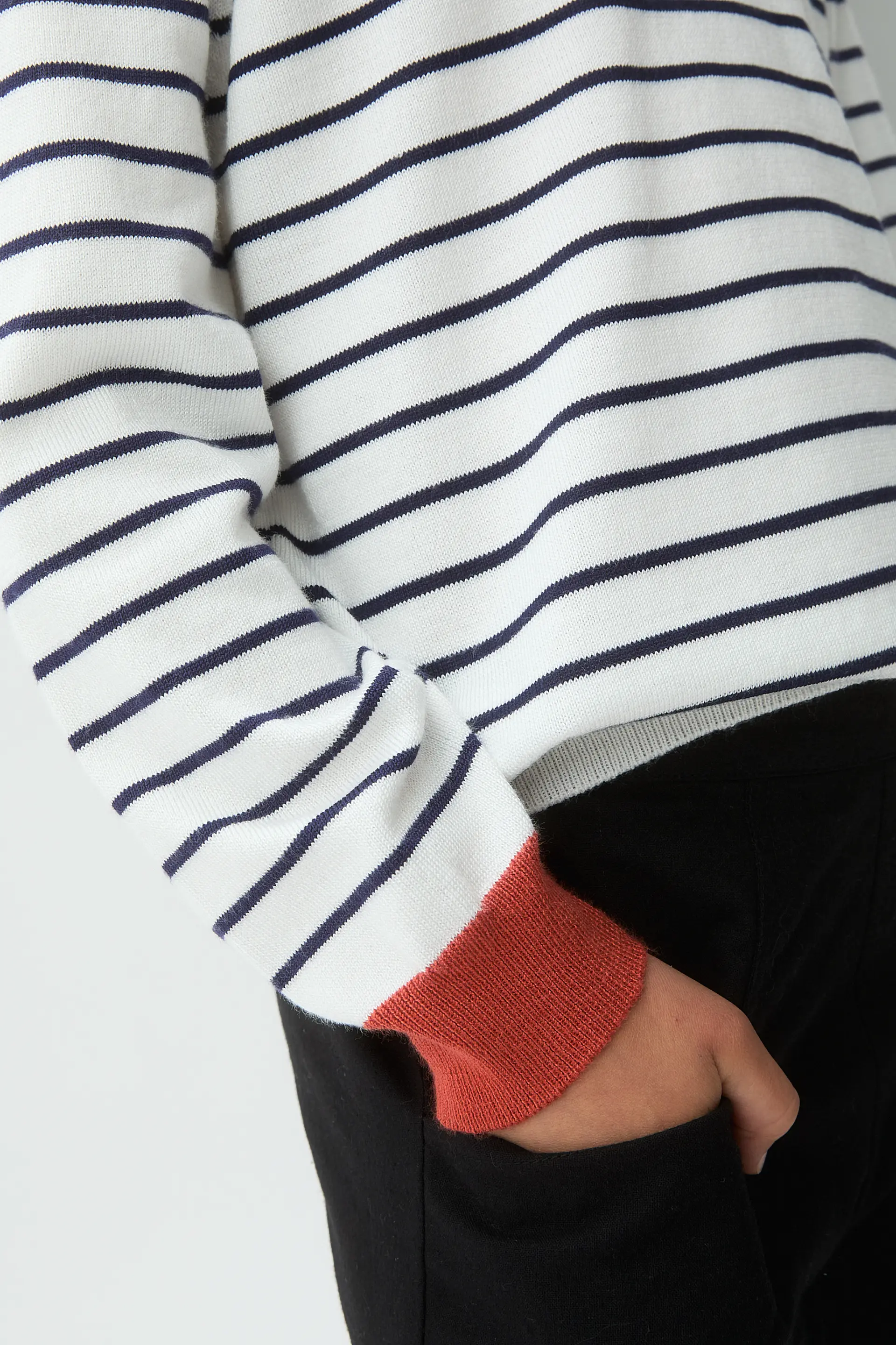 Jersey de niña  con cuello rojo - Image 3