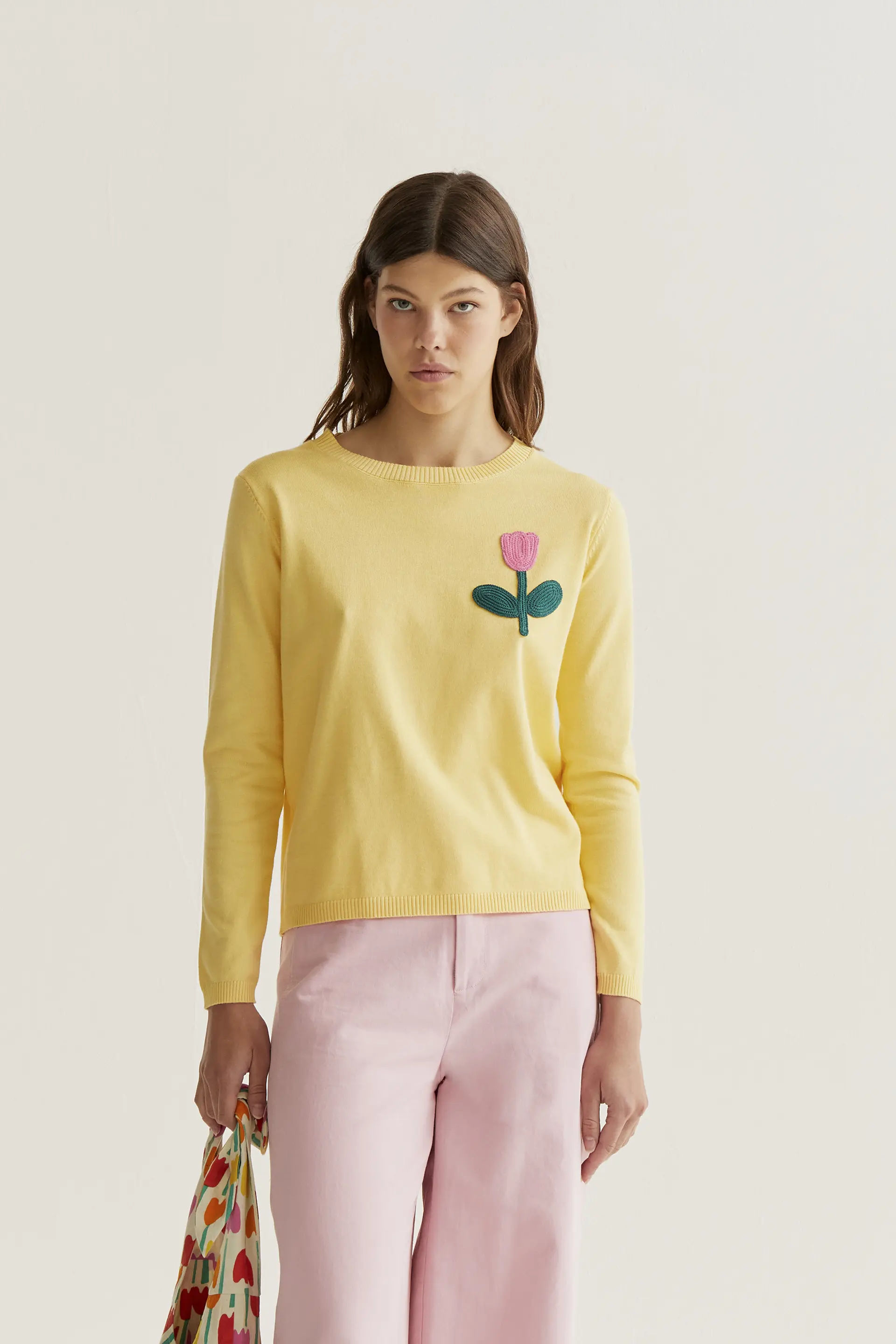 Jersey punto amarillo con bordado de tulipán rosado