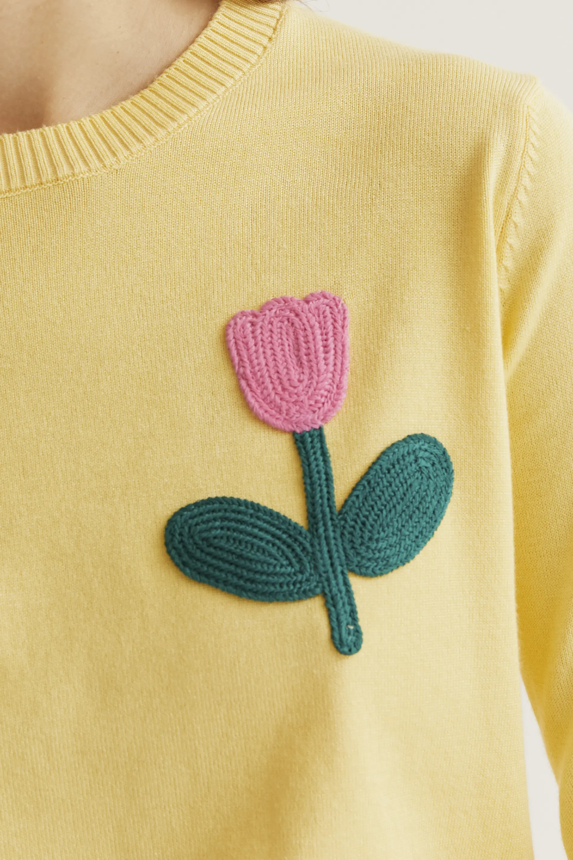 Jersey punto amarillo con bordado de tulipán rosado - Image 4