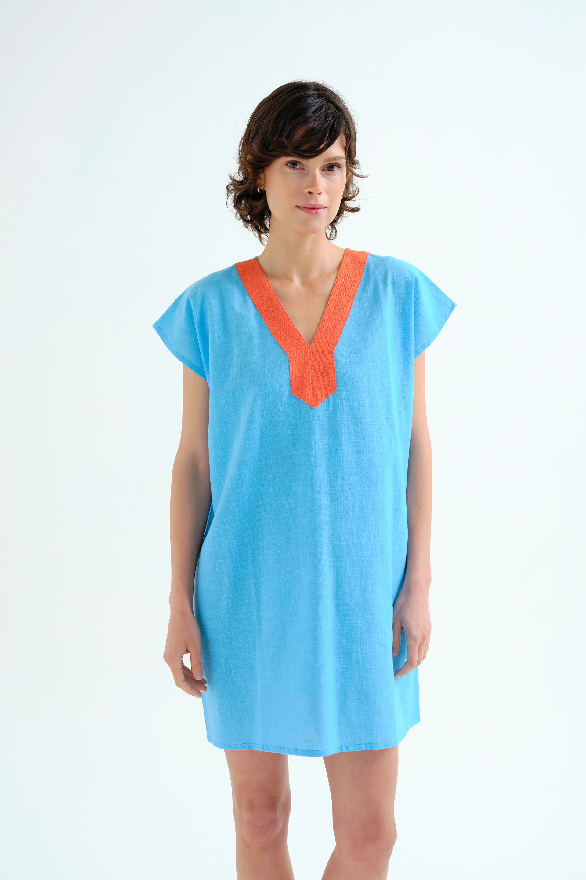 Kaftan corto azul con escote naranja
