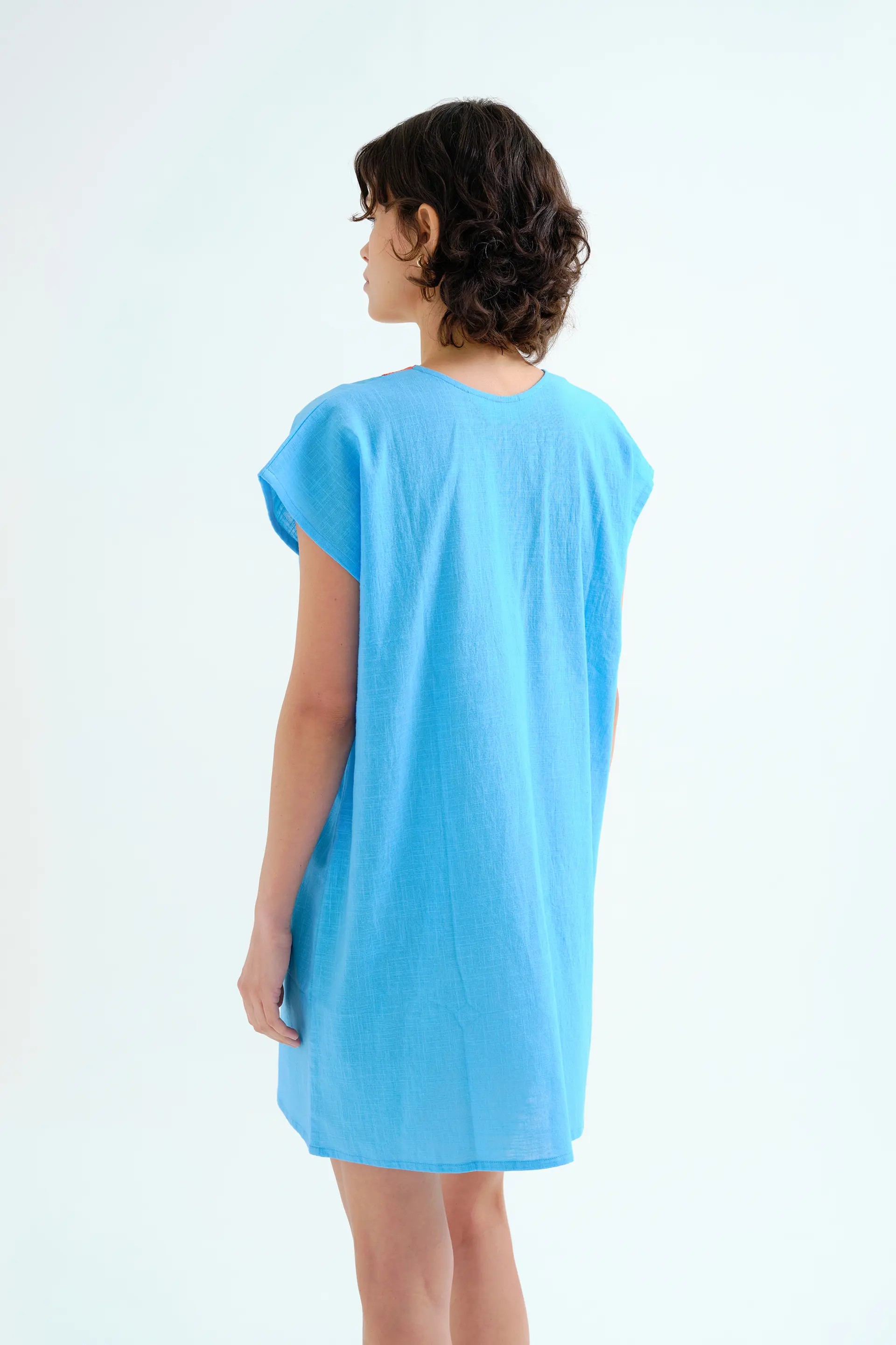 Kaftan corto azul con escote naranja - Image 3