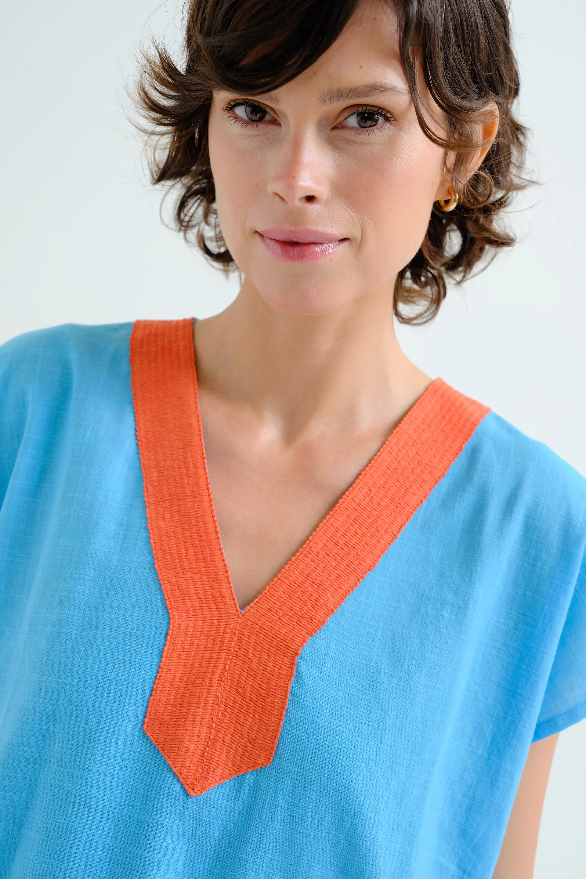 Kaftan corto azul con escote naranja - Image 4