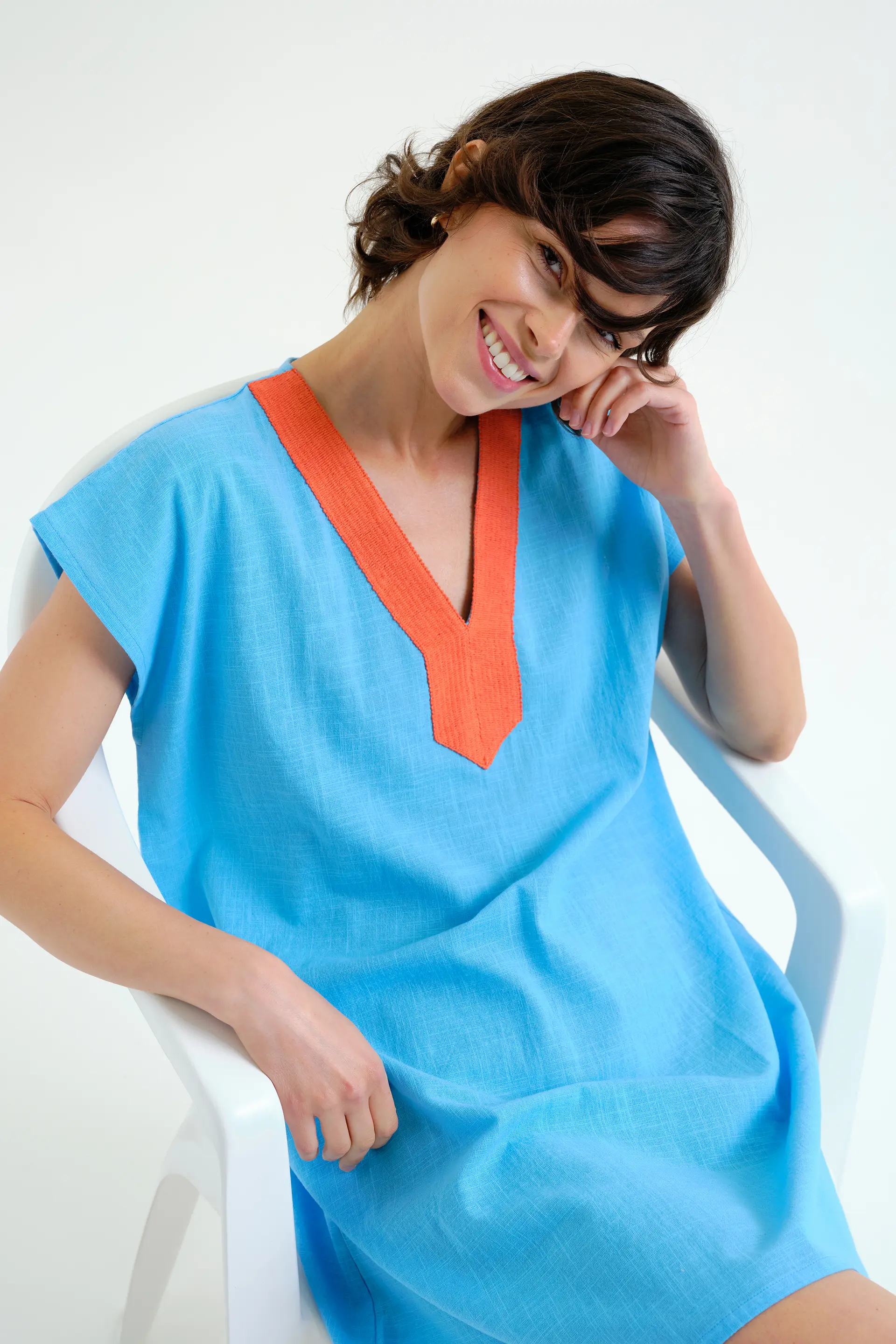 Kaftan corto azul con escote naranja - Image 5