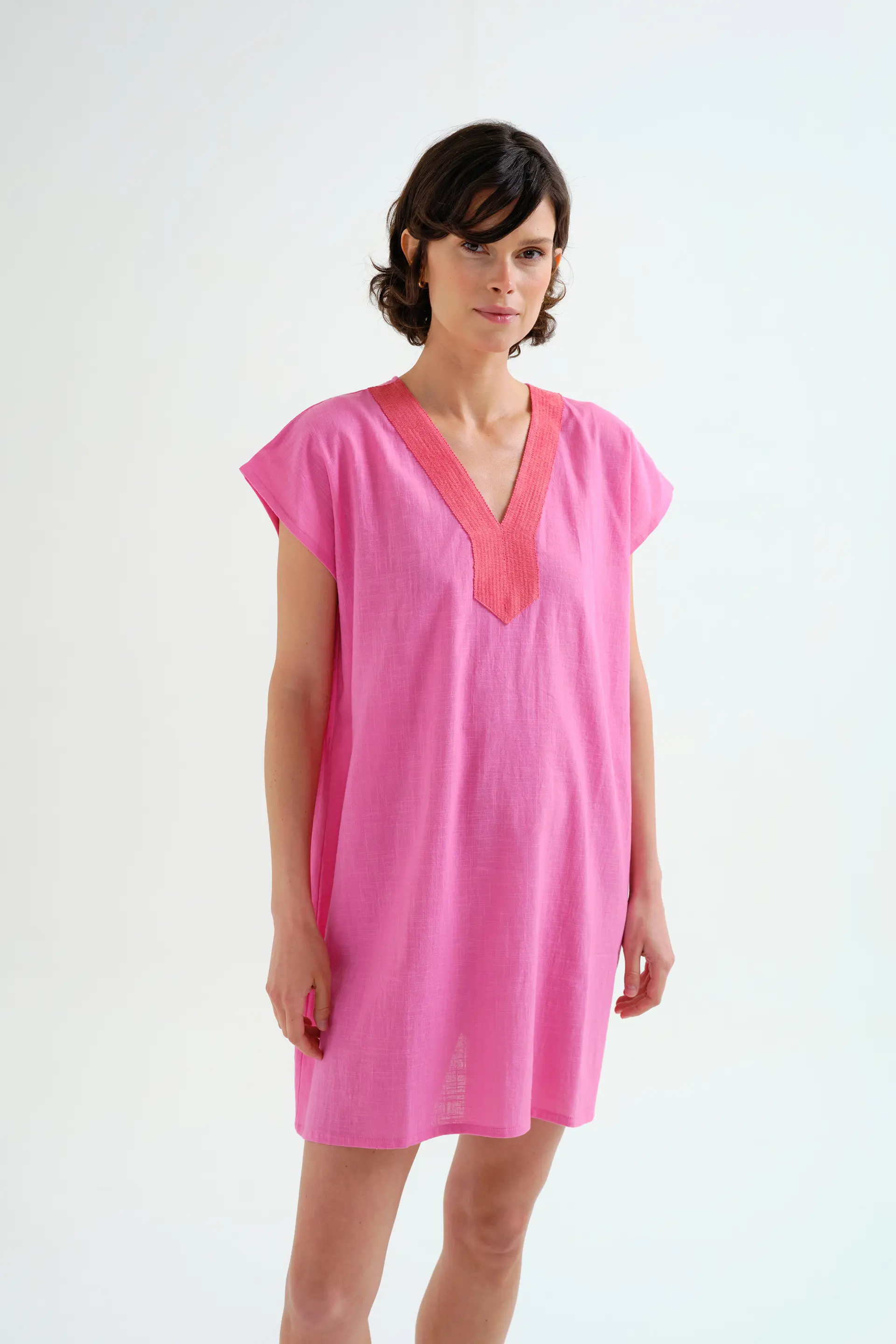 Kaftan corto rosa con escote fucisa