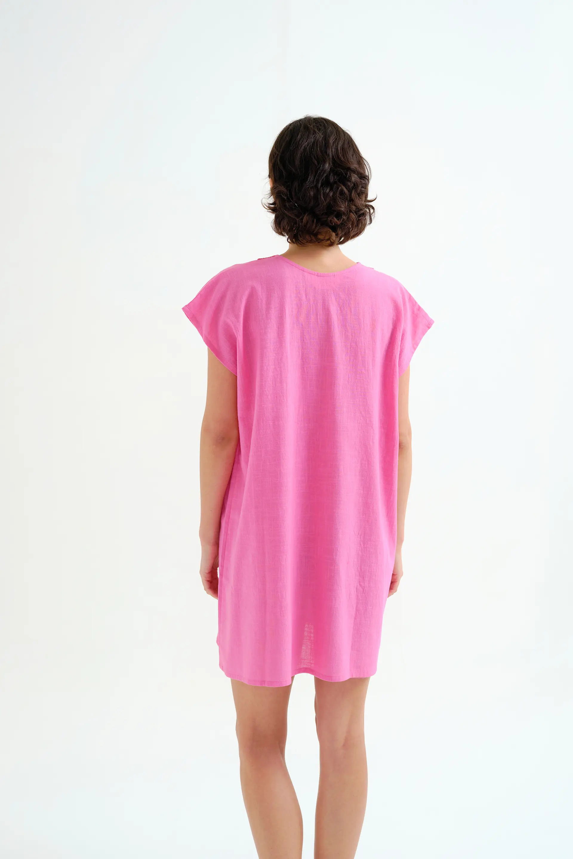 Kaftan corto rosa con escote fucisa - Image 3