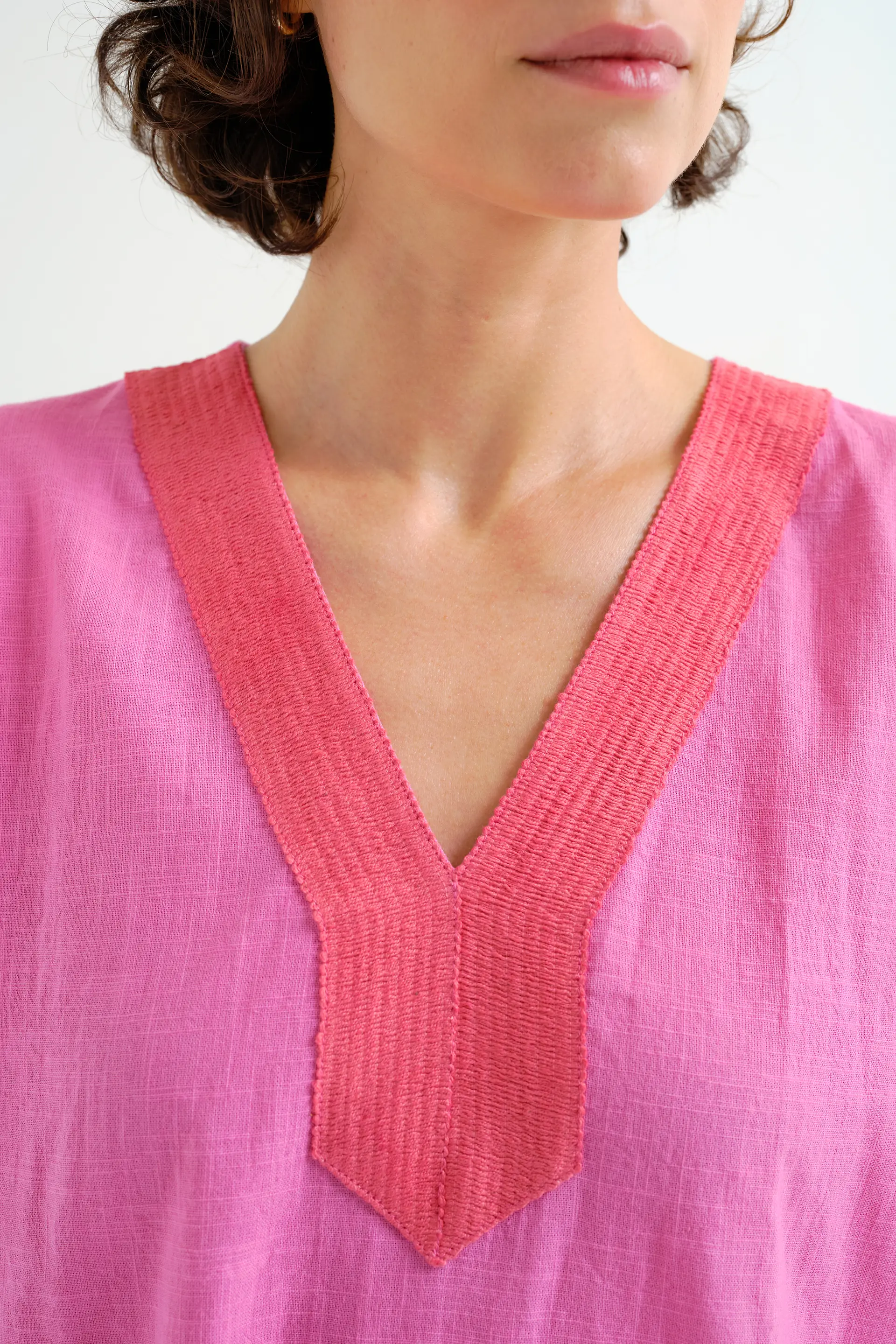 Kaftan corto rosa con escote fucisa - Image 4