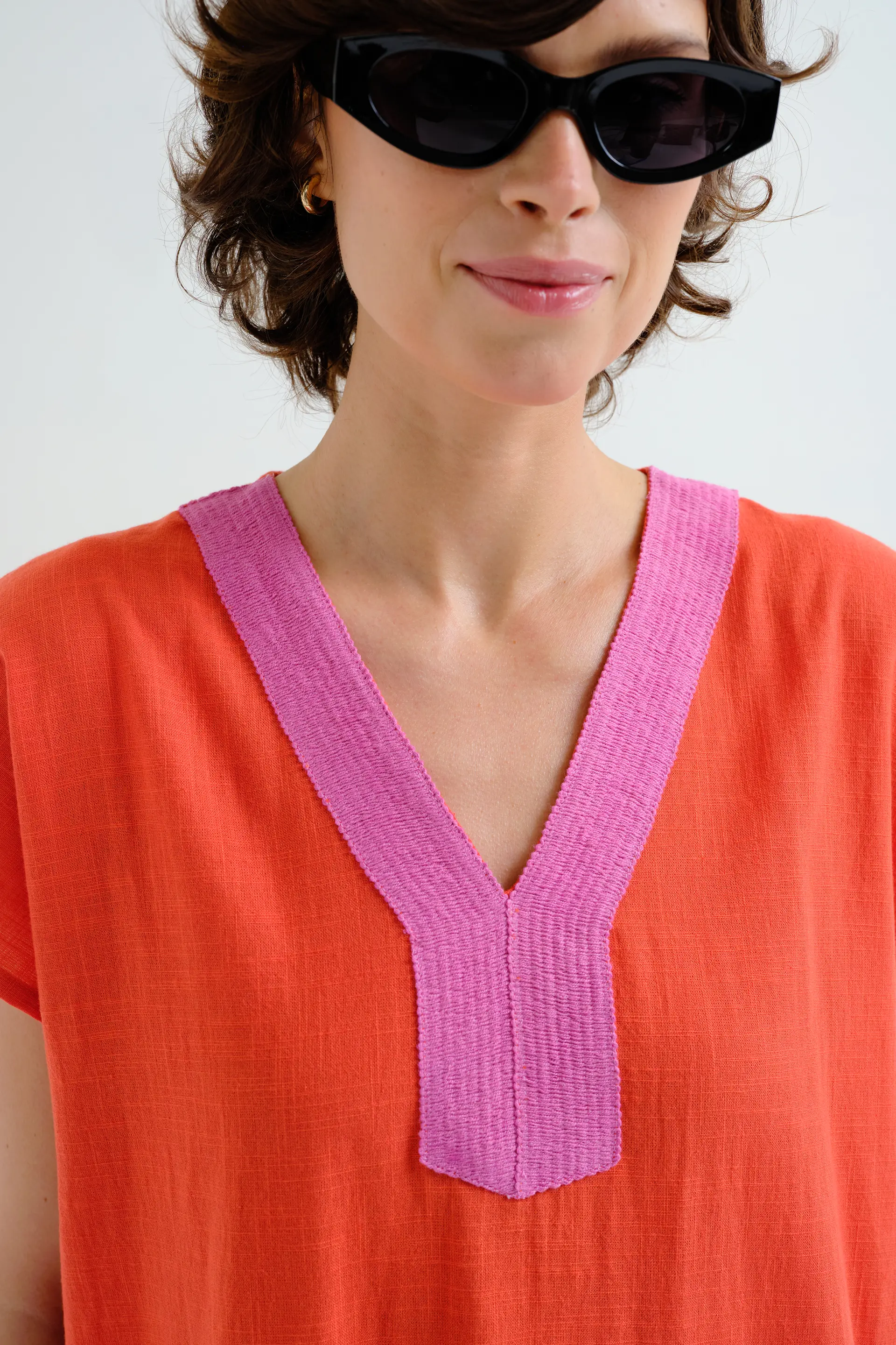 Kaftan largo naranja con escote rosa - Image 4