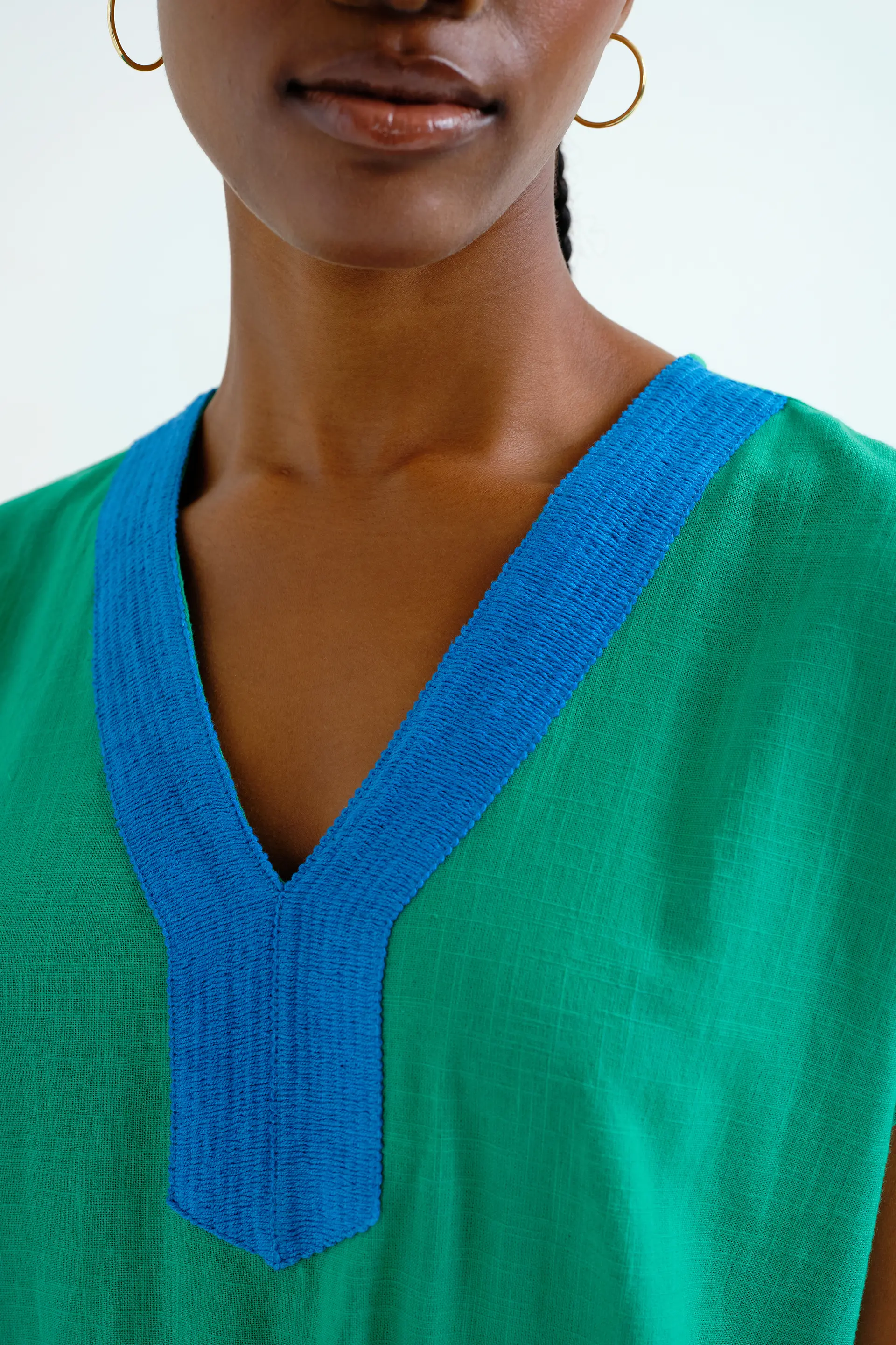 Kaftan largo verde con escote azul - Image 4