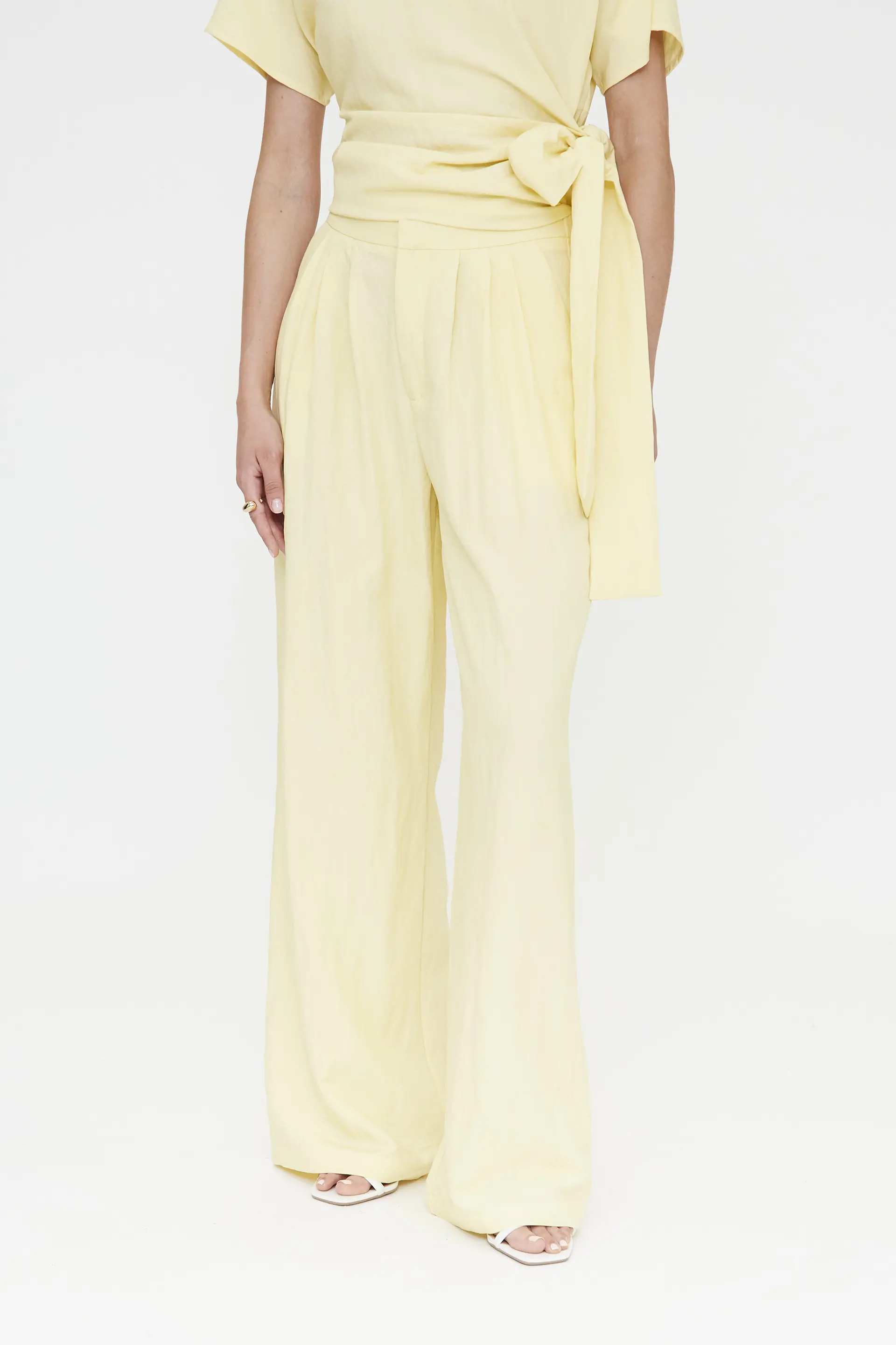 Pantalón amarillo claro fluído
