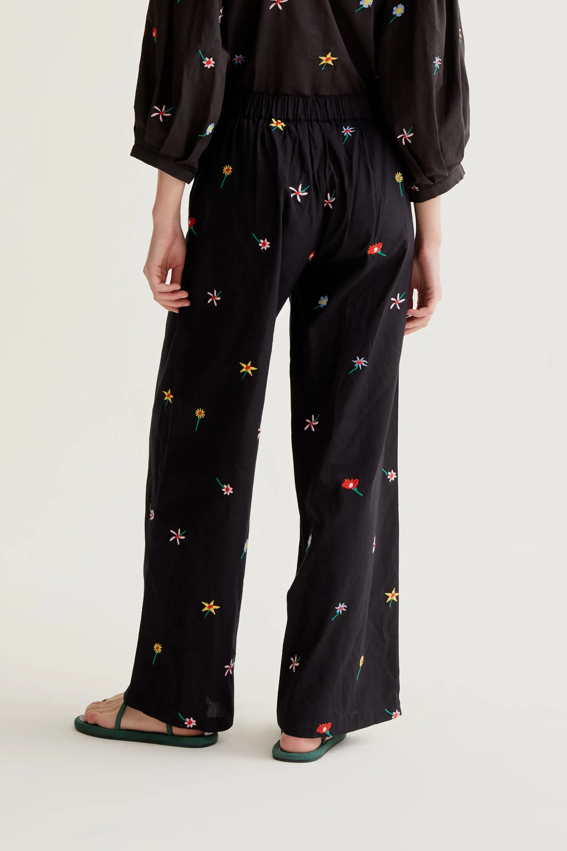 Pantalón con estampado Black Gardener Flowers - Image 3