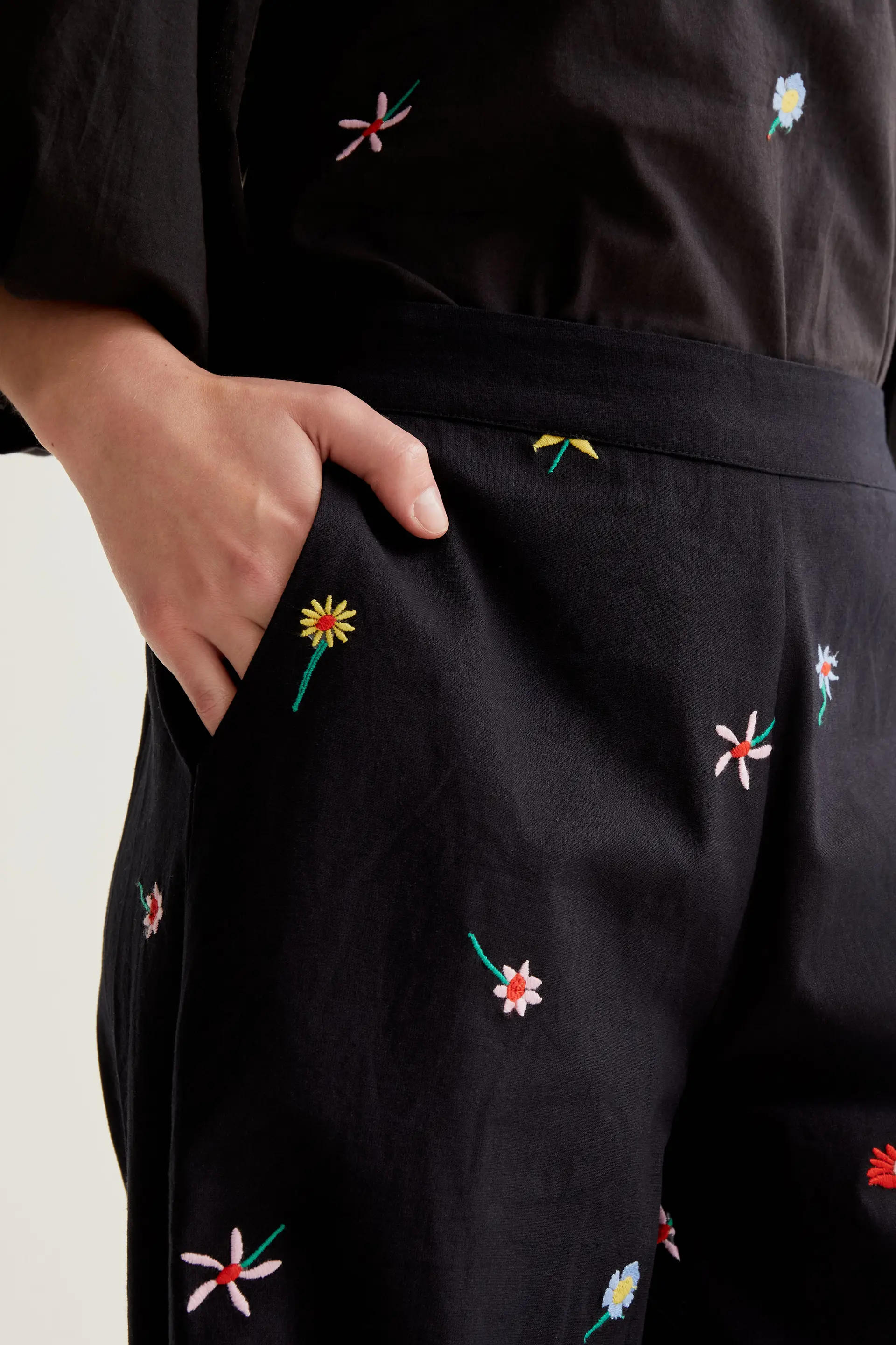 Pantalón con estampado Black Gardener Flowers - Image 4