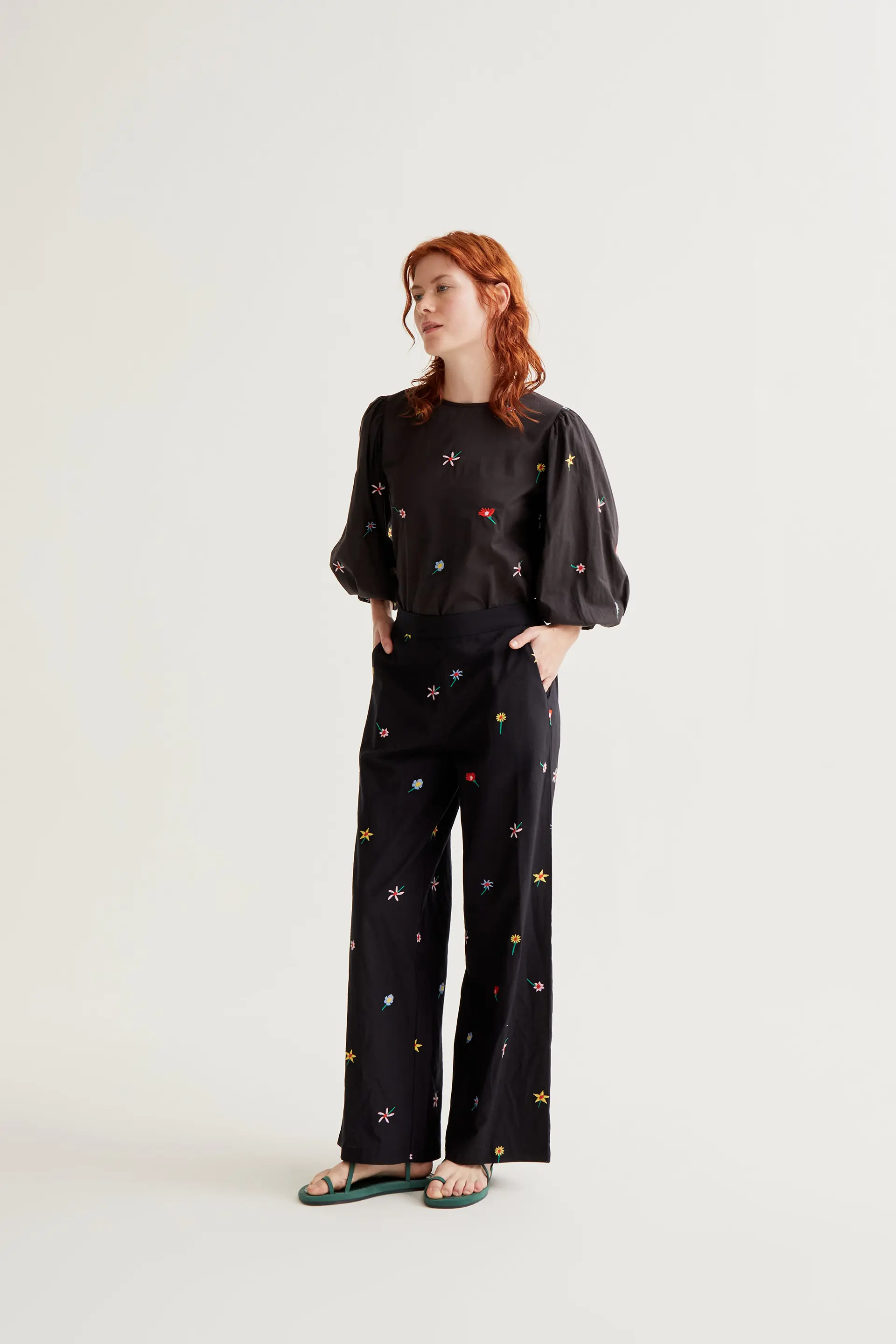 Pantalón con estampado Black Gardener Flowers - Image 5