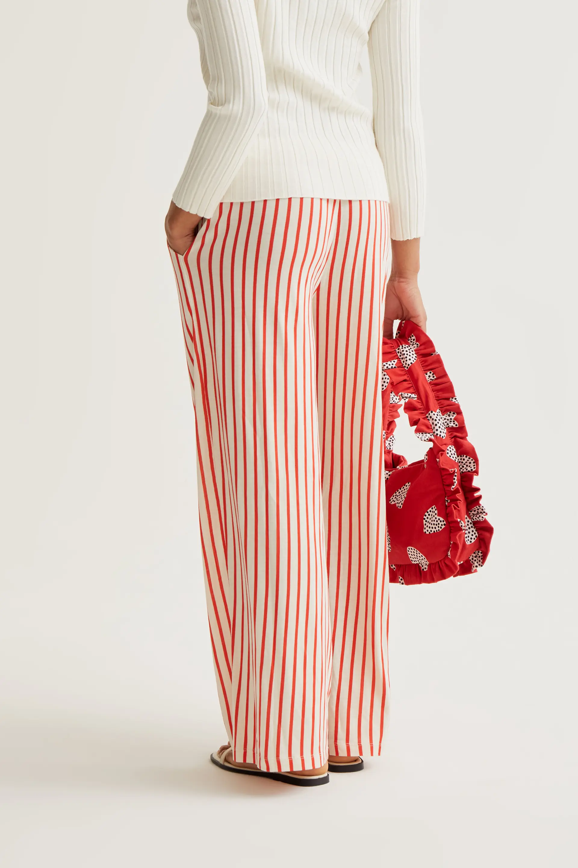Pantalón con estampado de rayas rojas - Image 3