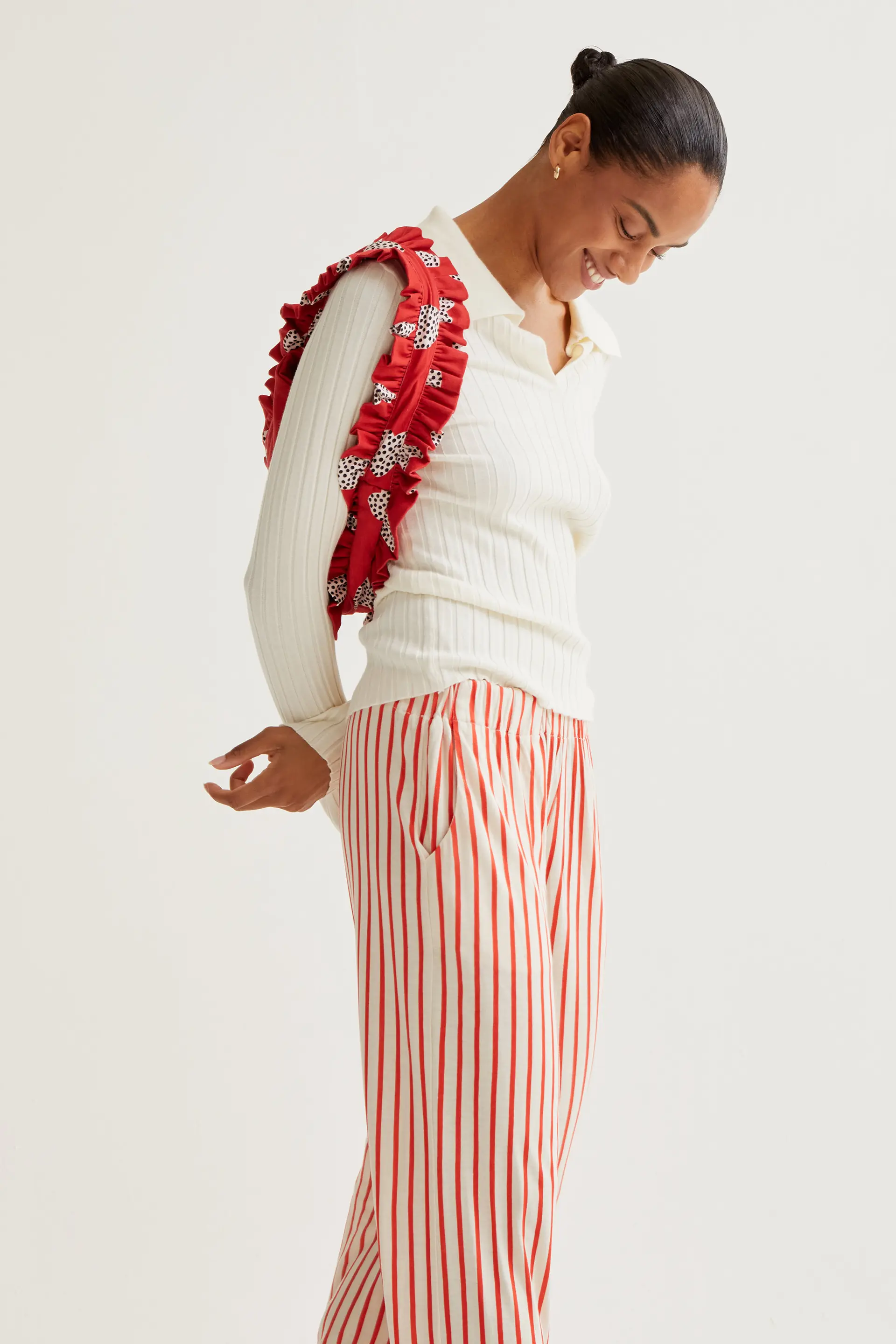 Pantalón con estampado de rayas rojas - Image 5