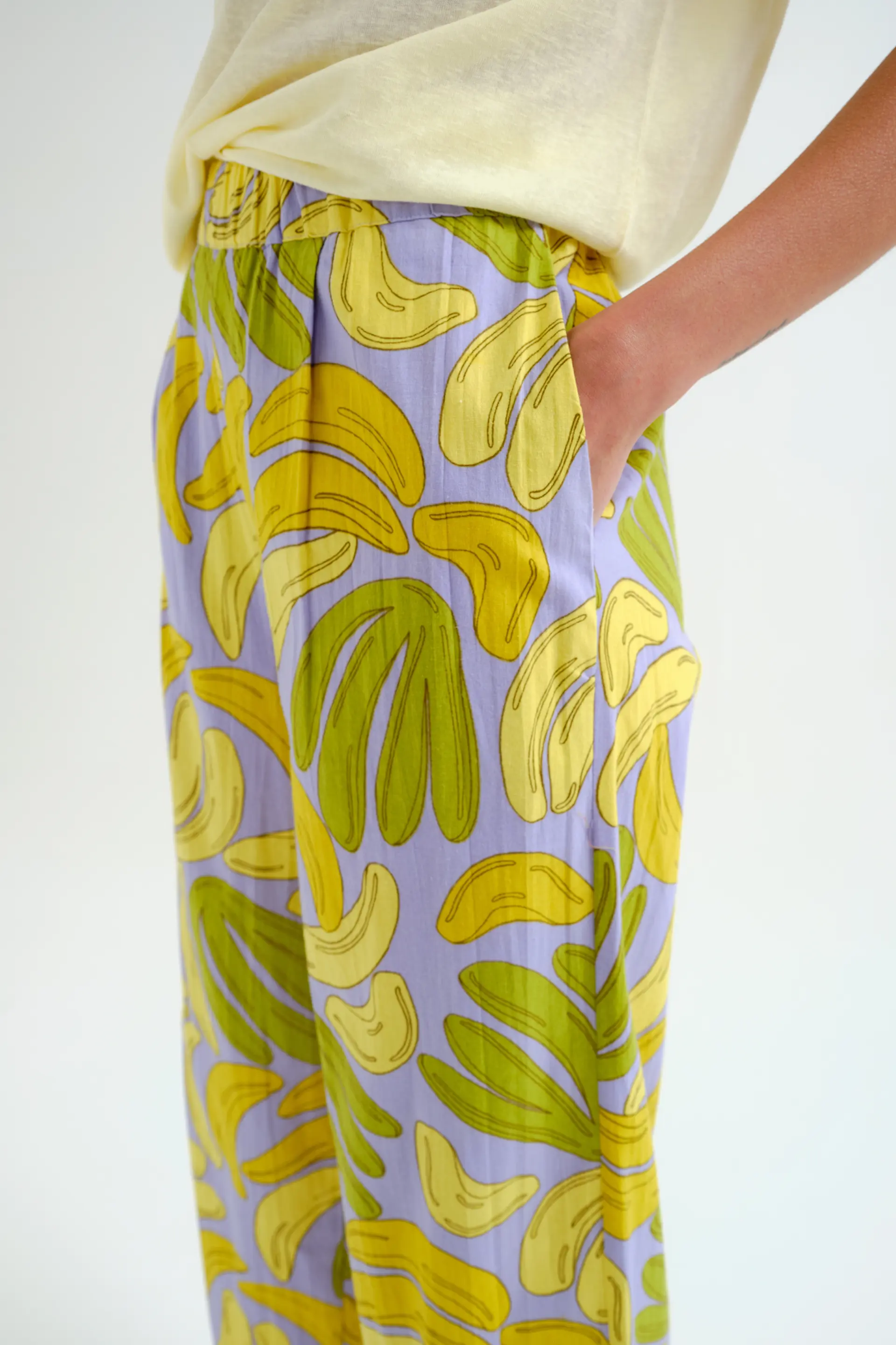 Pantalón con estampado Guineo - Image 4