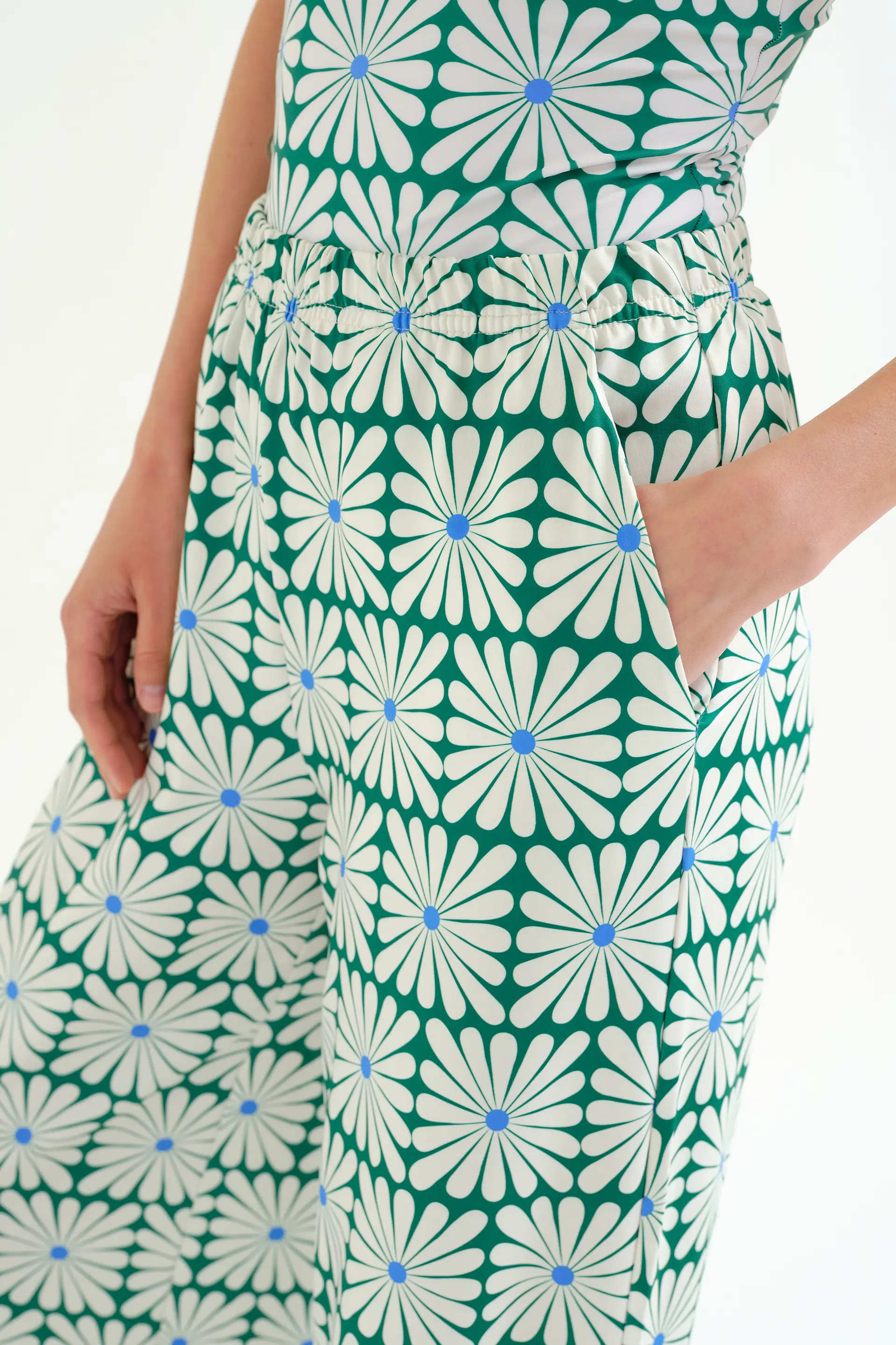 Pantalón con estampado Olive Flower Green - Image 4