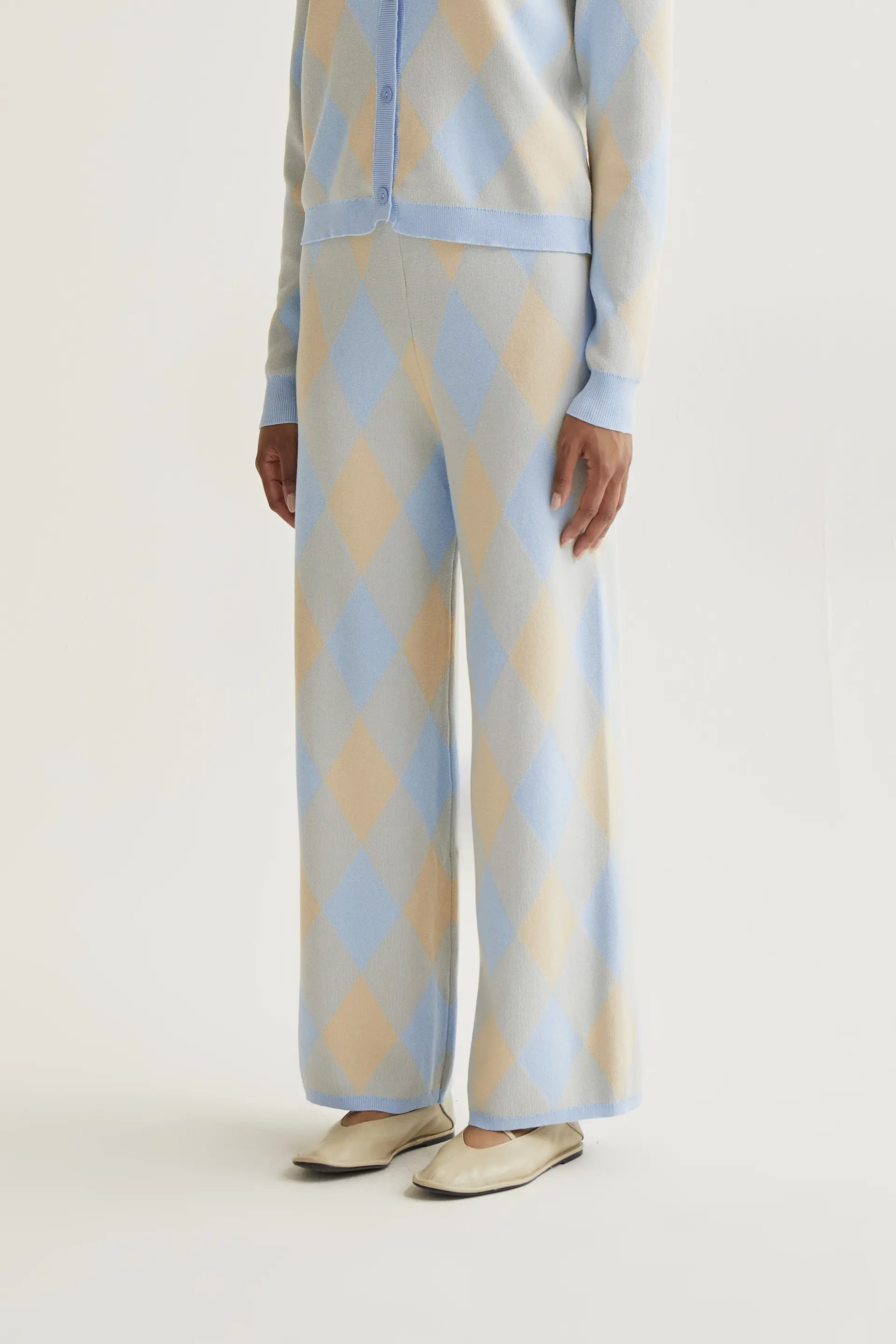 Pantalón punto con estampado rombos azul