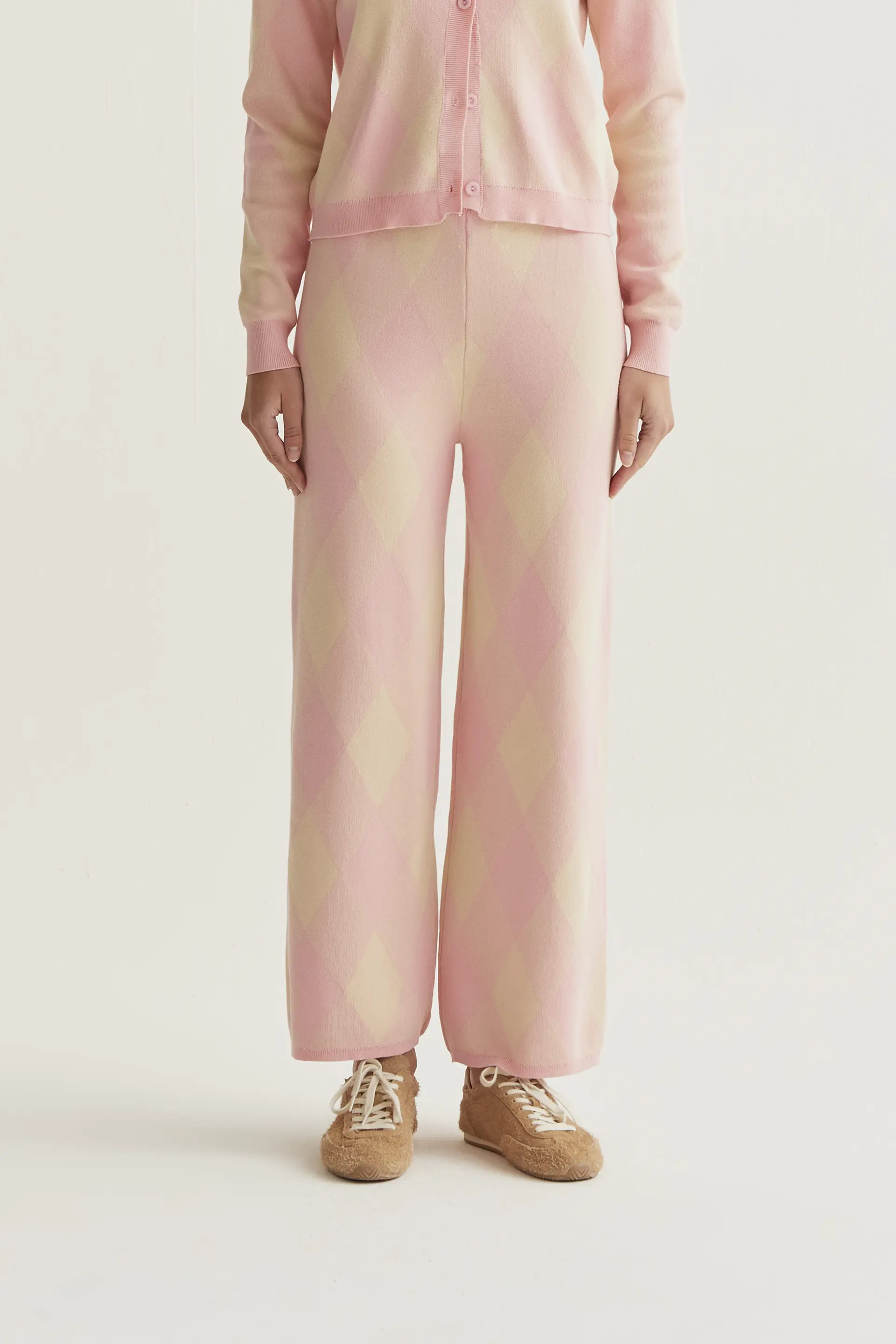 Pantalón punto con estampado rombos rosa