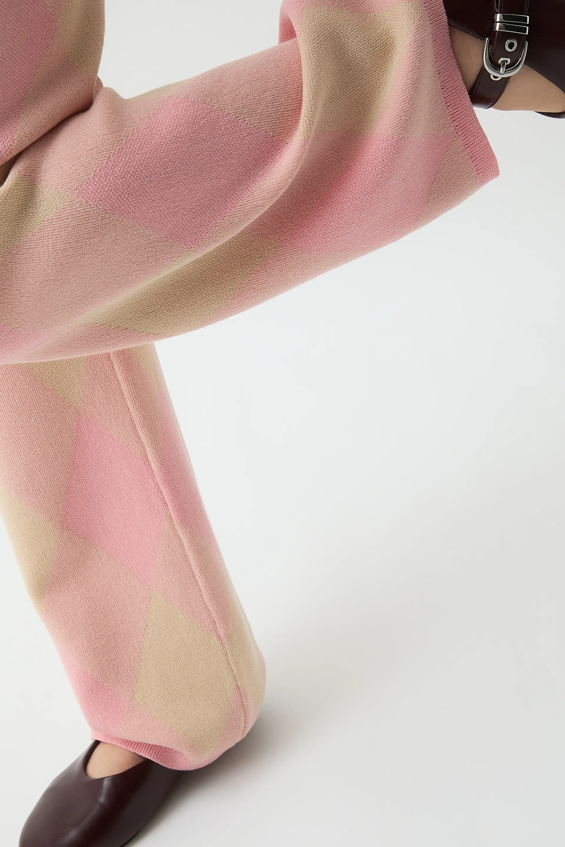 Pantalón punto jacquard de niña con rombos rosas - Image 3