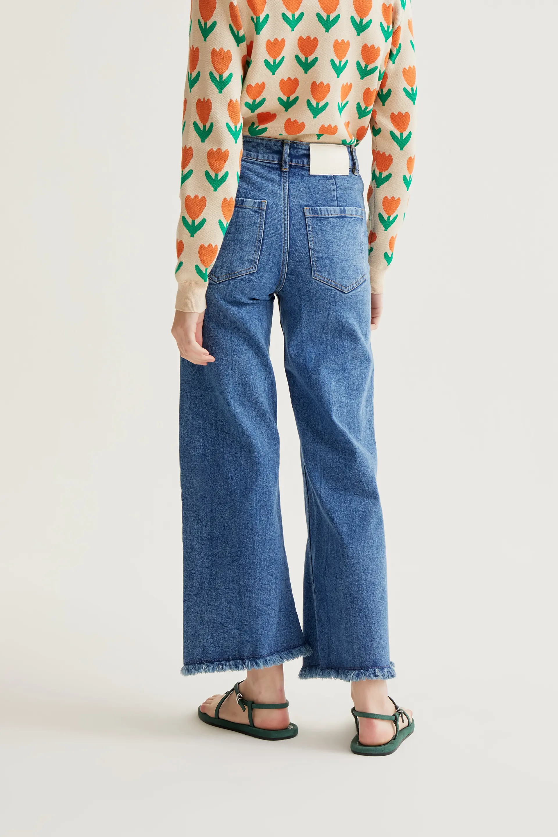Pantalón vaquero azul con con bajo raw-cut - Image 3