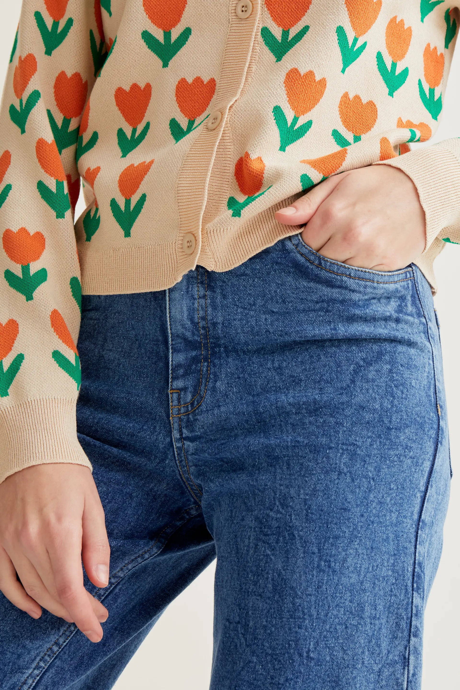 Pantalón vaquero azul con con bajo raw-cut - Image 6