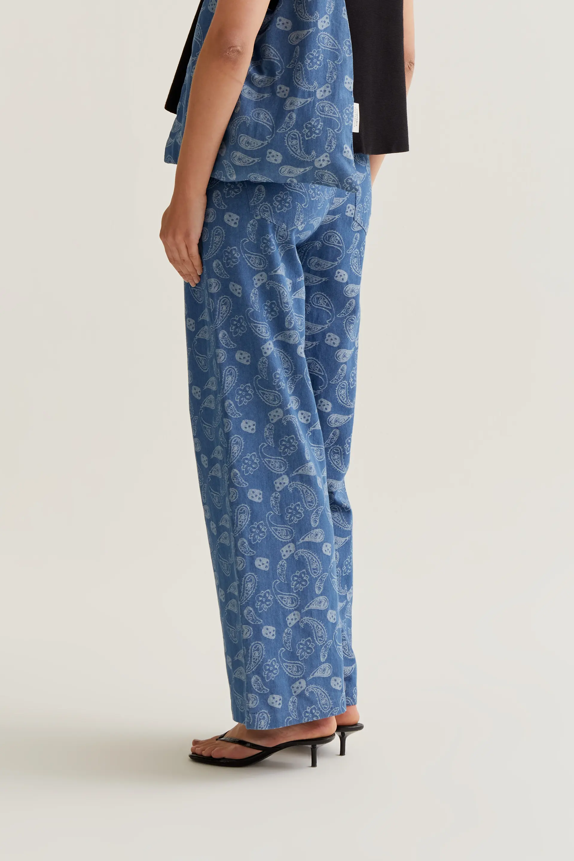Pantalón vaquero azul con estampado Paisley - Image 3