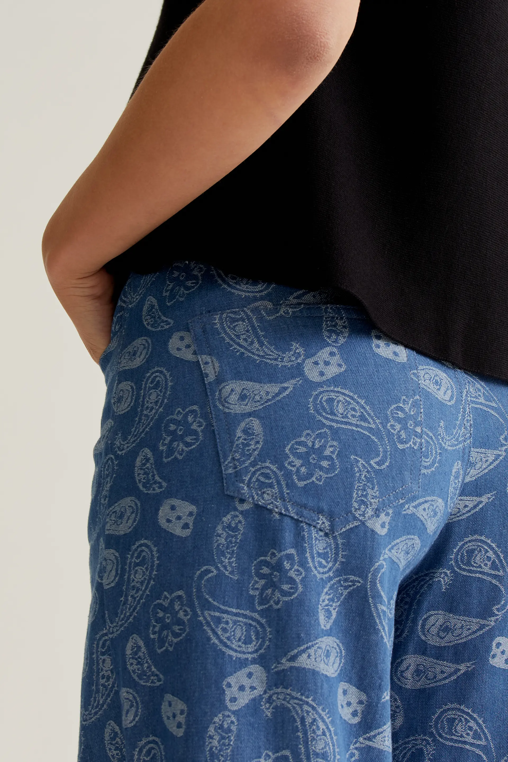 Pantalón vaquero azul con estampado Paisley - Image 4