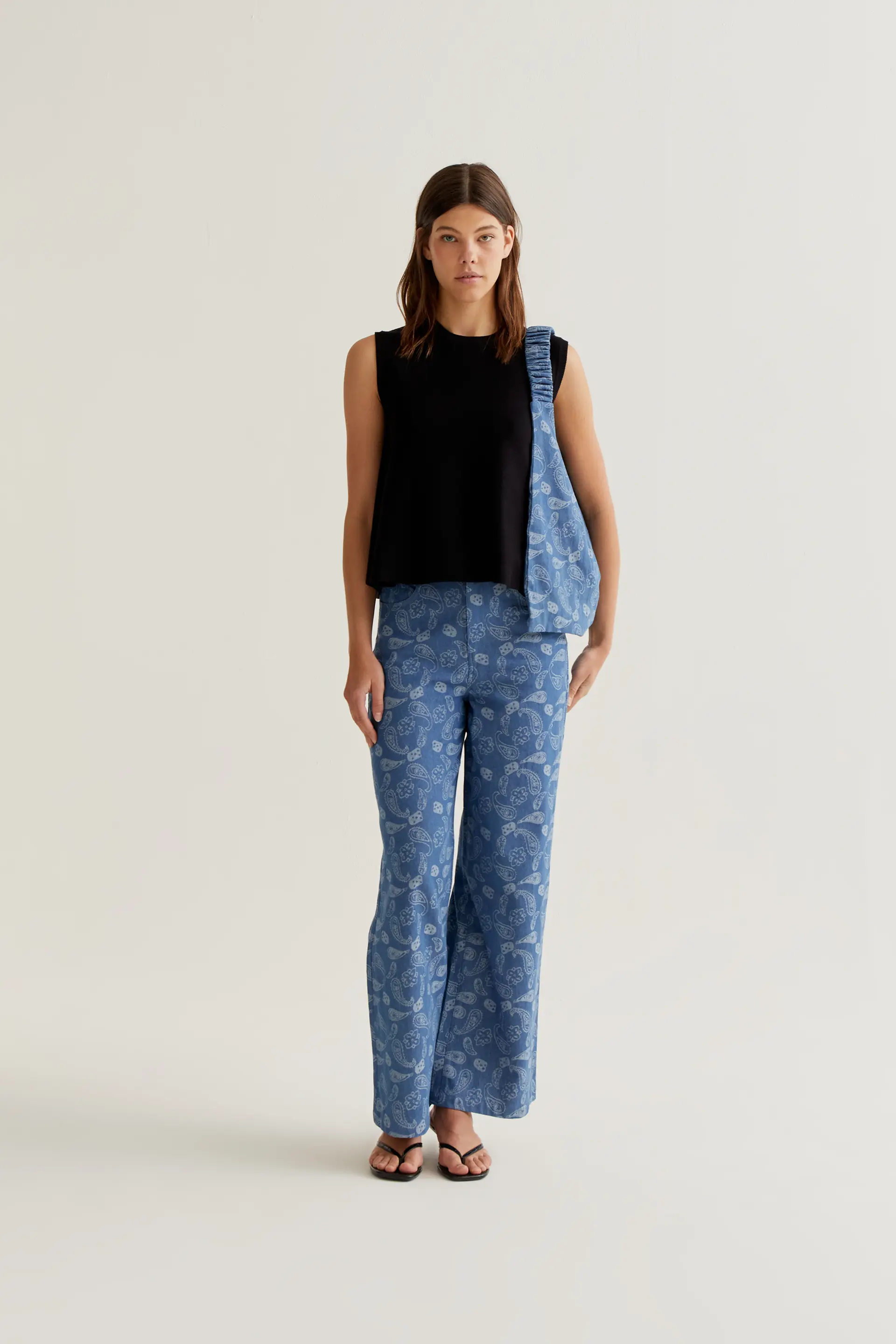 Pantalón vaquero azul con estampado Paisley - Image 5