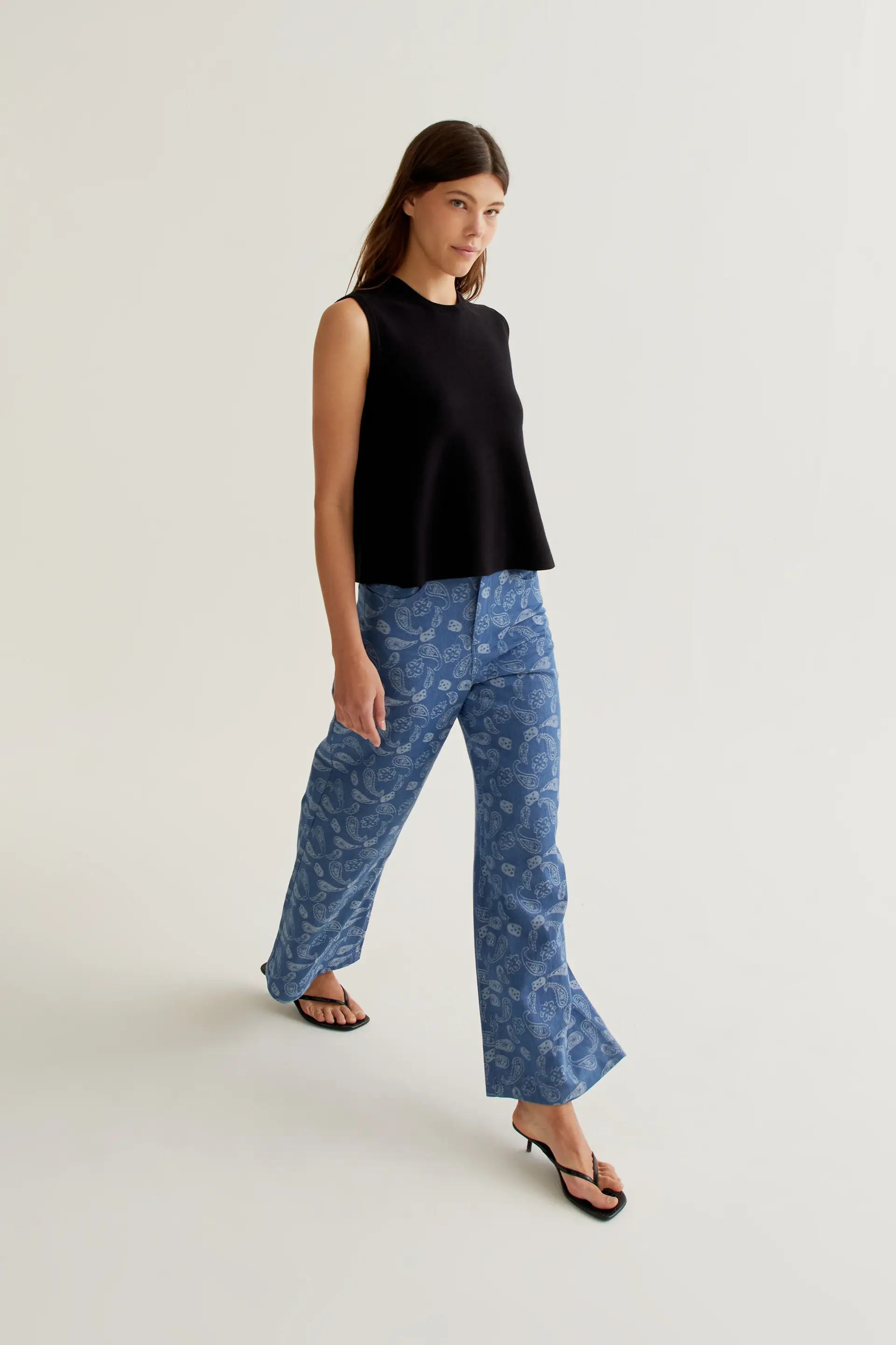 Pantalón vaquero azul con estampado Paisley - Image 6