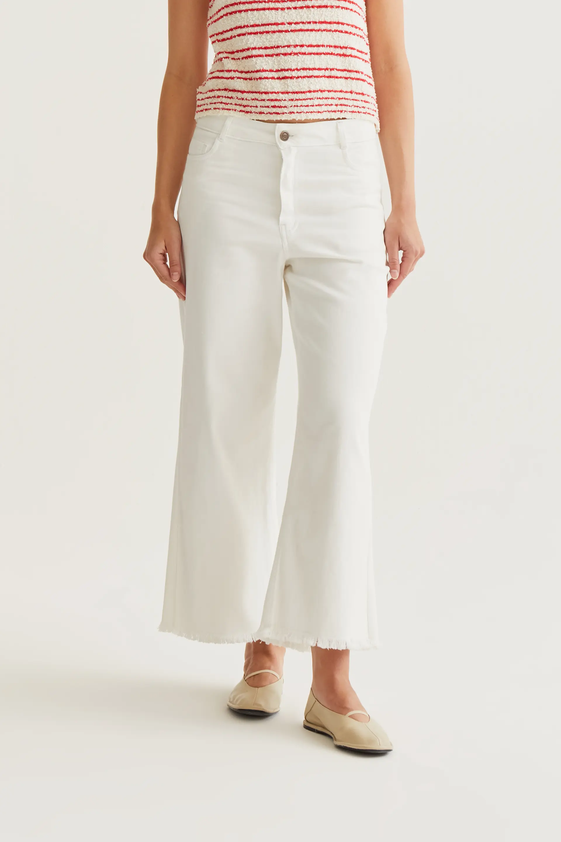 Pantalón vaquero blanco con bajo raw-cut