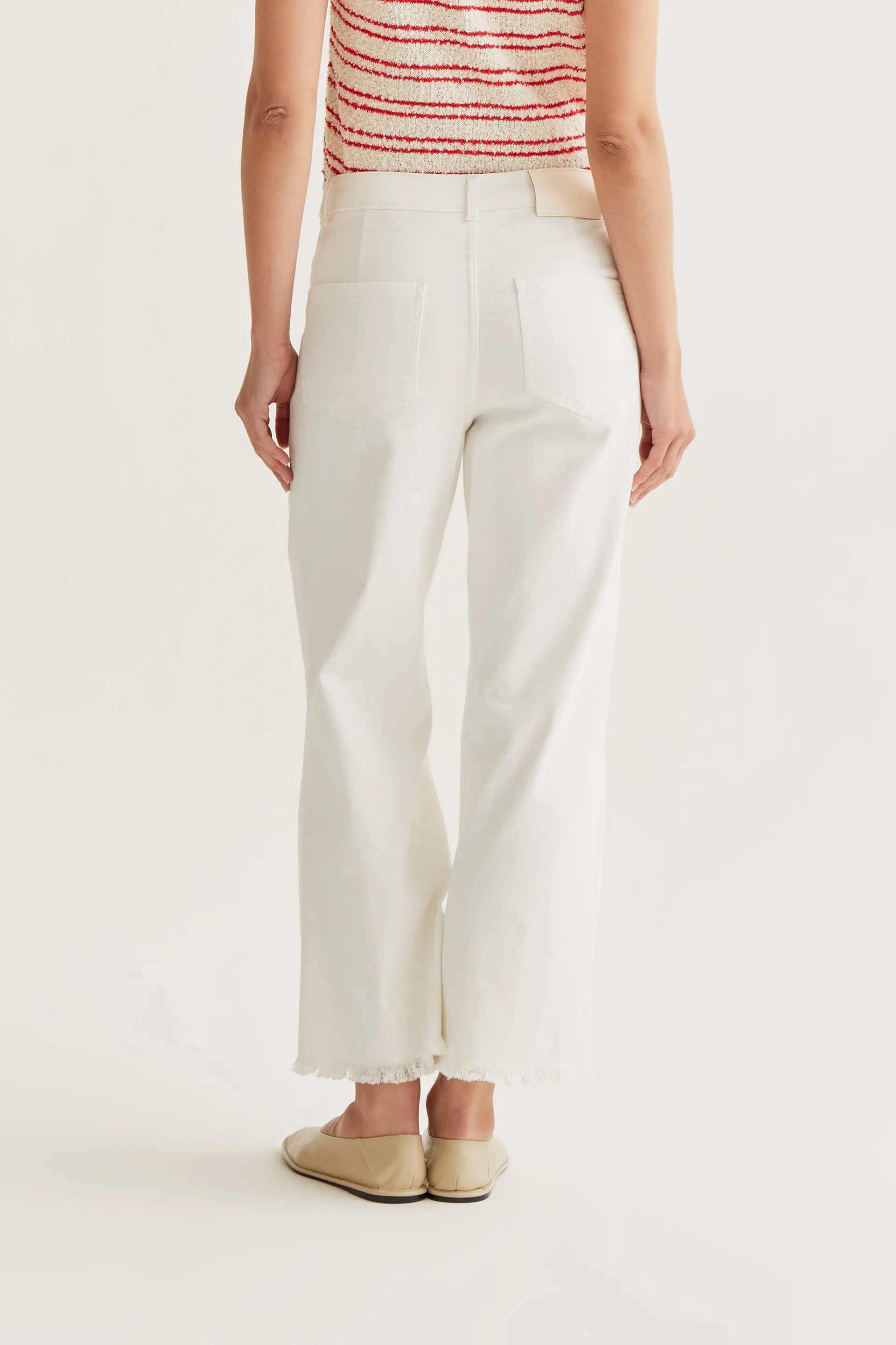 Pantalón vaquero blanco con bajo raw-cut - Image 3