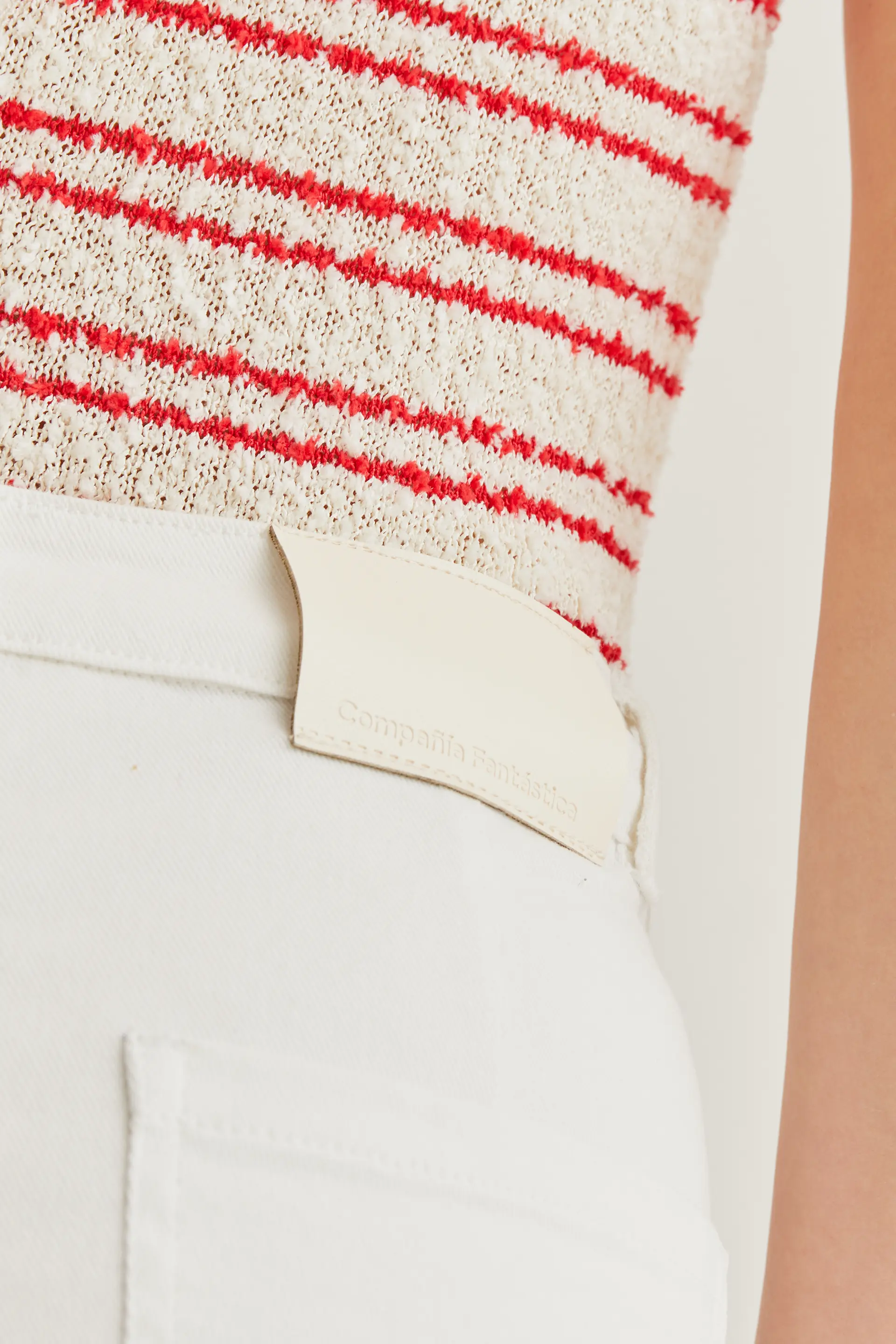Pantalón vaquero blanco con bajo raw-cut - Image 4