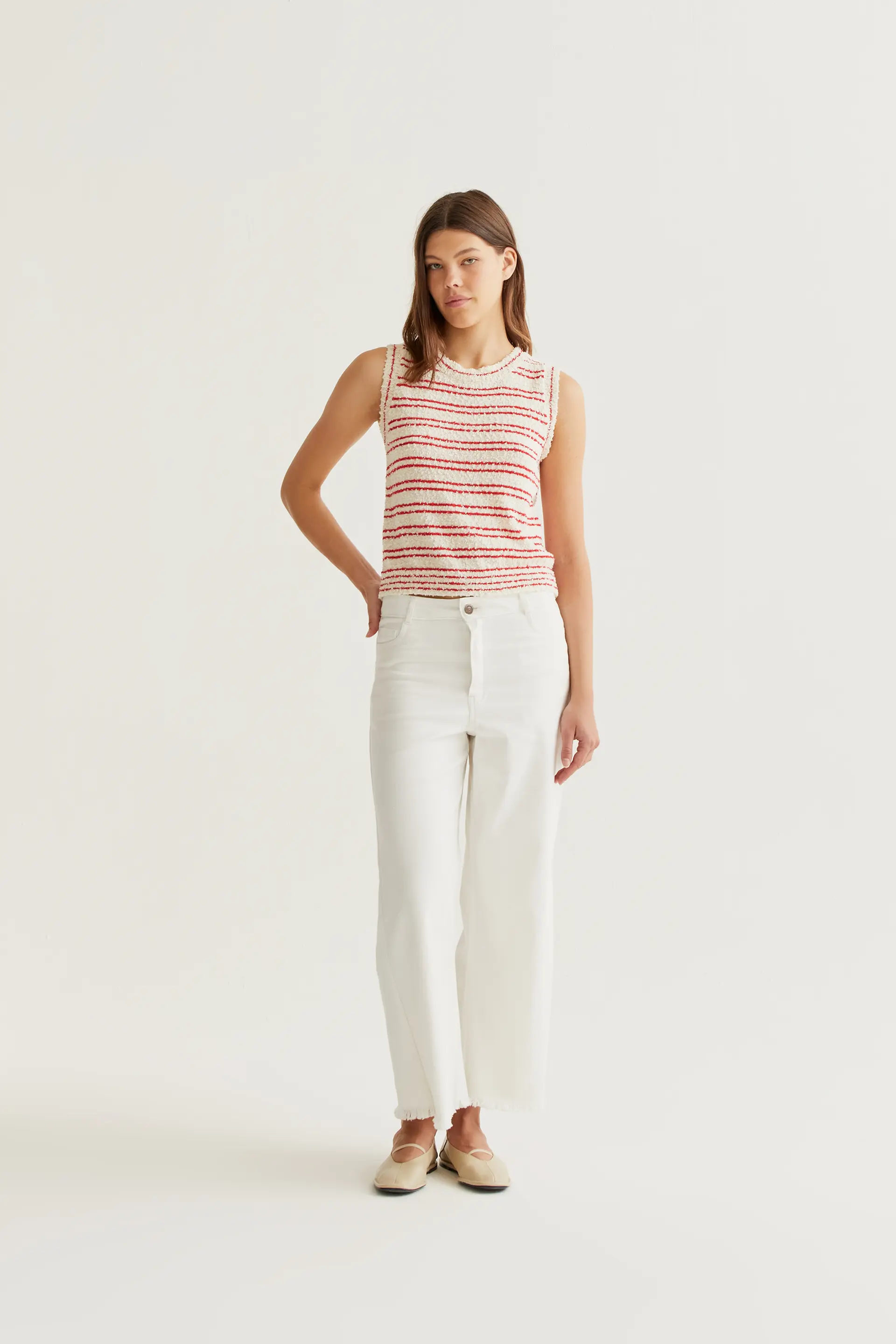 Pantalón vaquero blanco con bajo raw-cut - Image 5