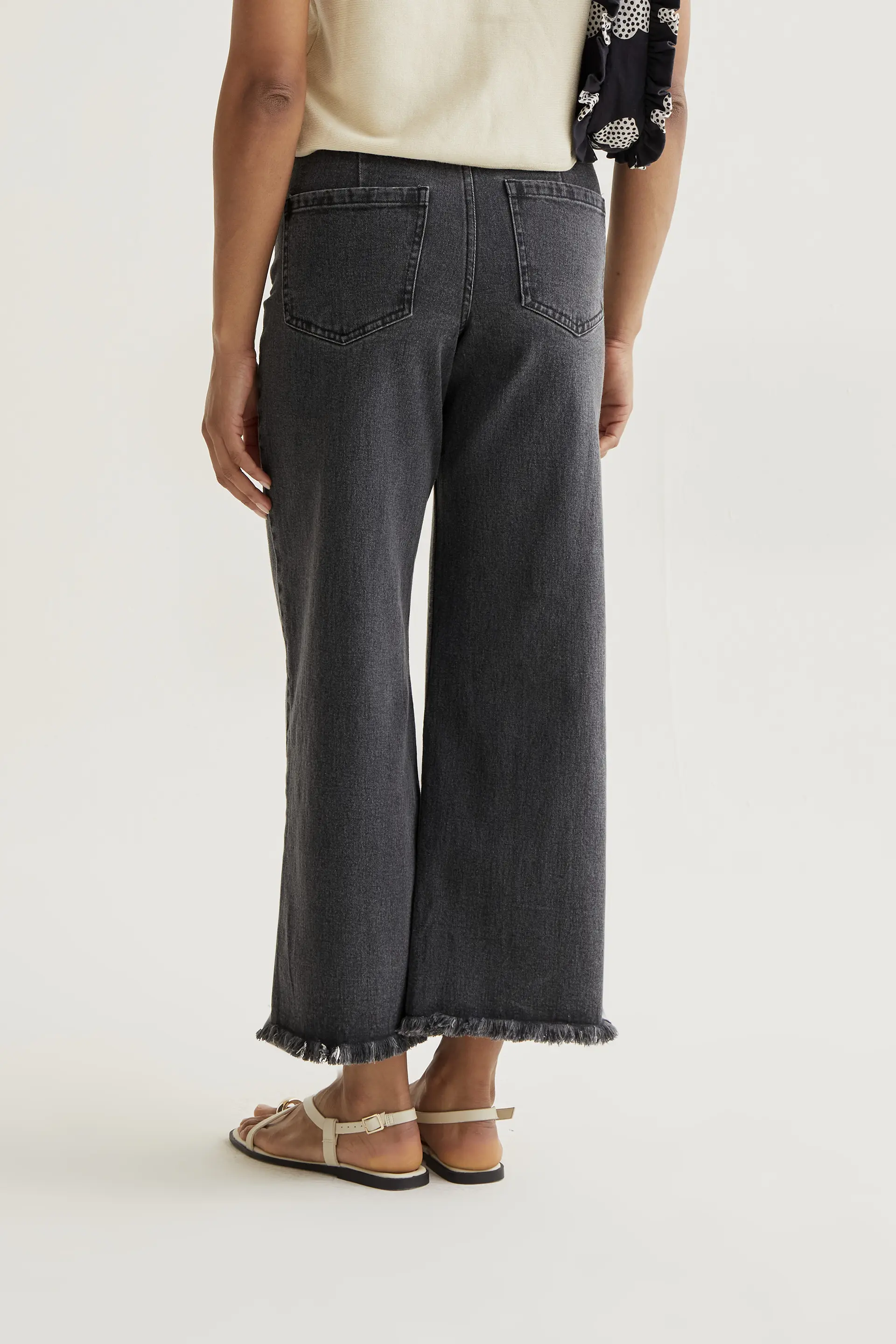 Pantalón vaquero negro con con bajo raw-cut - Image 3