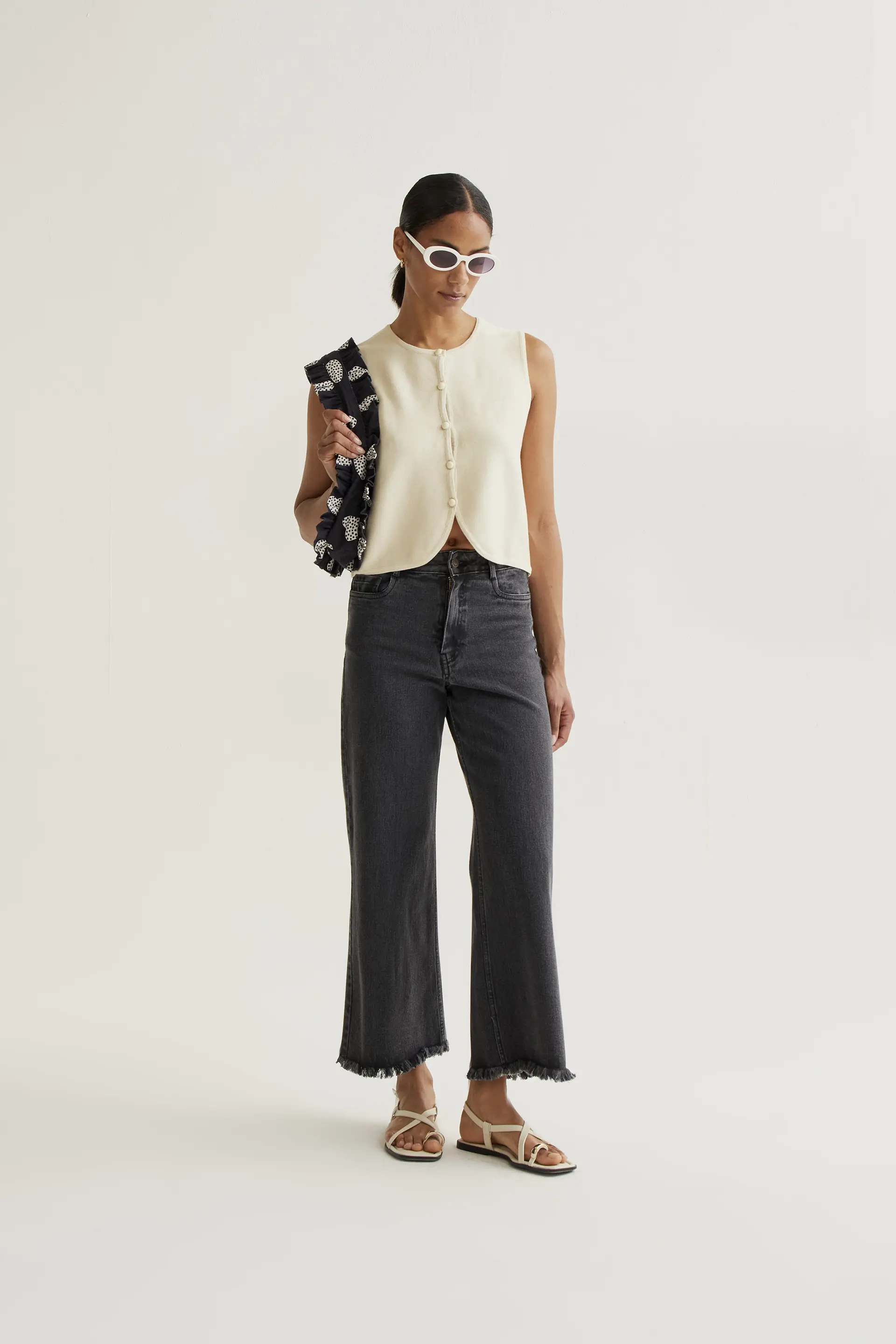 Pantalón vaquero negro con con bajo raw-cut - Image 5