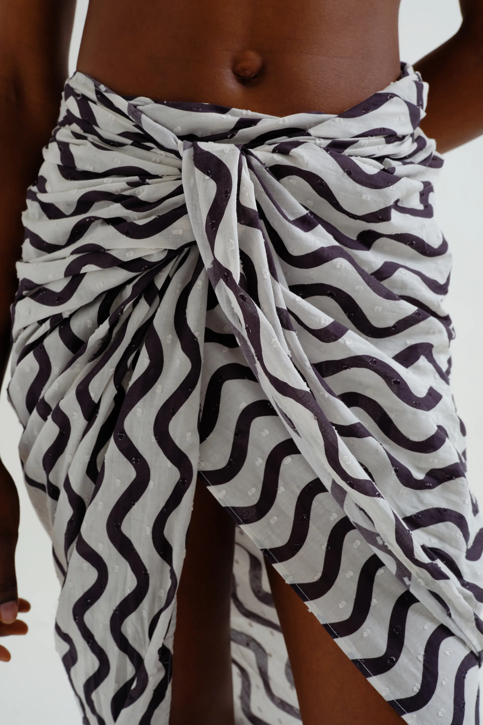 Pareo con estampado Wave Black & White - Image 4