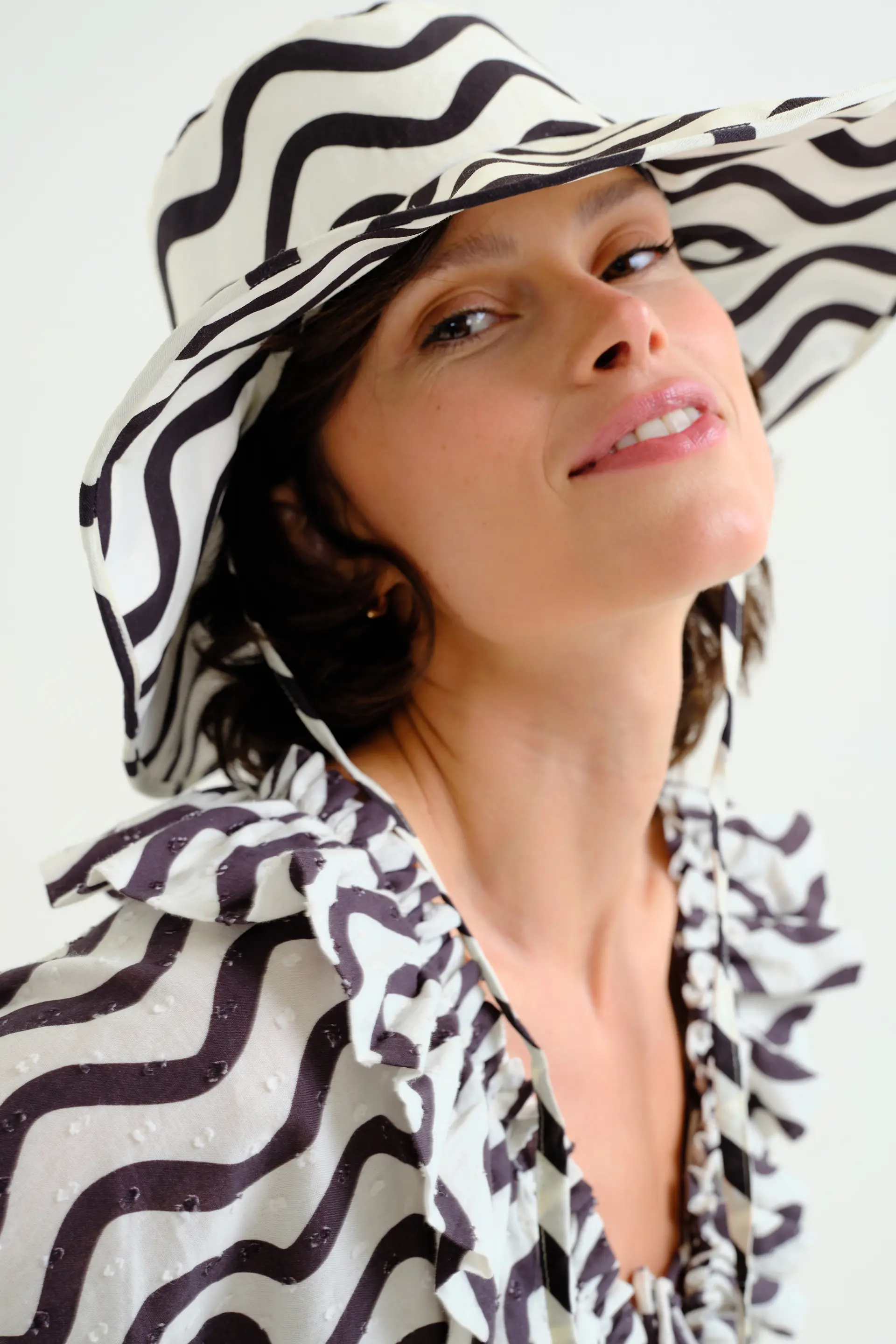 Sombrero con estampado Wave Black & White