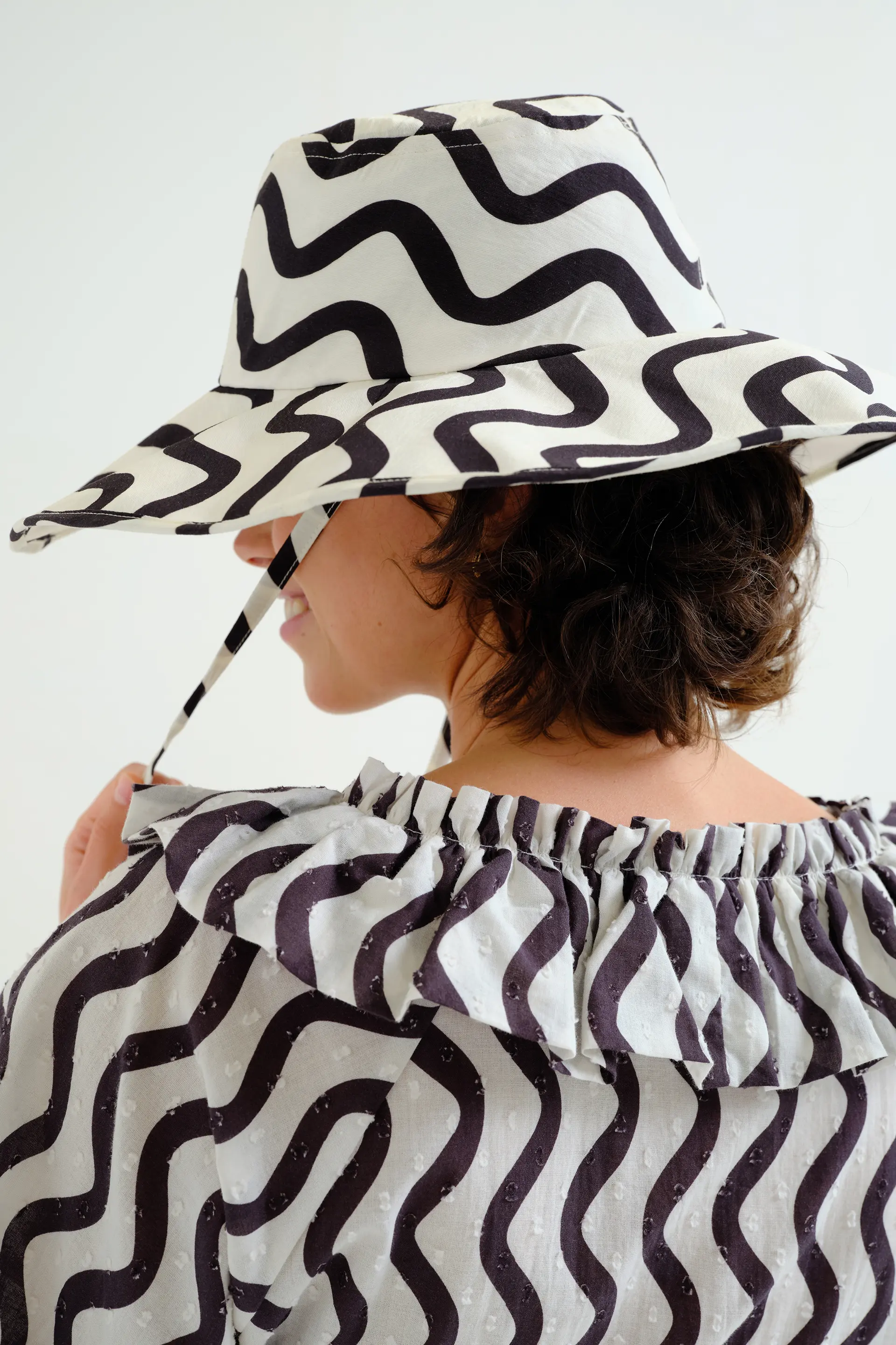 Sombrero con estampado Wave Black & White - Image 3