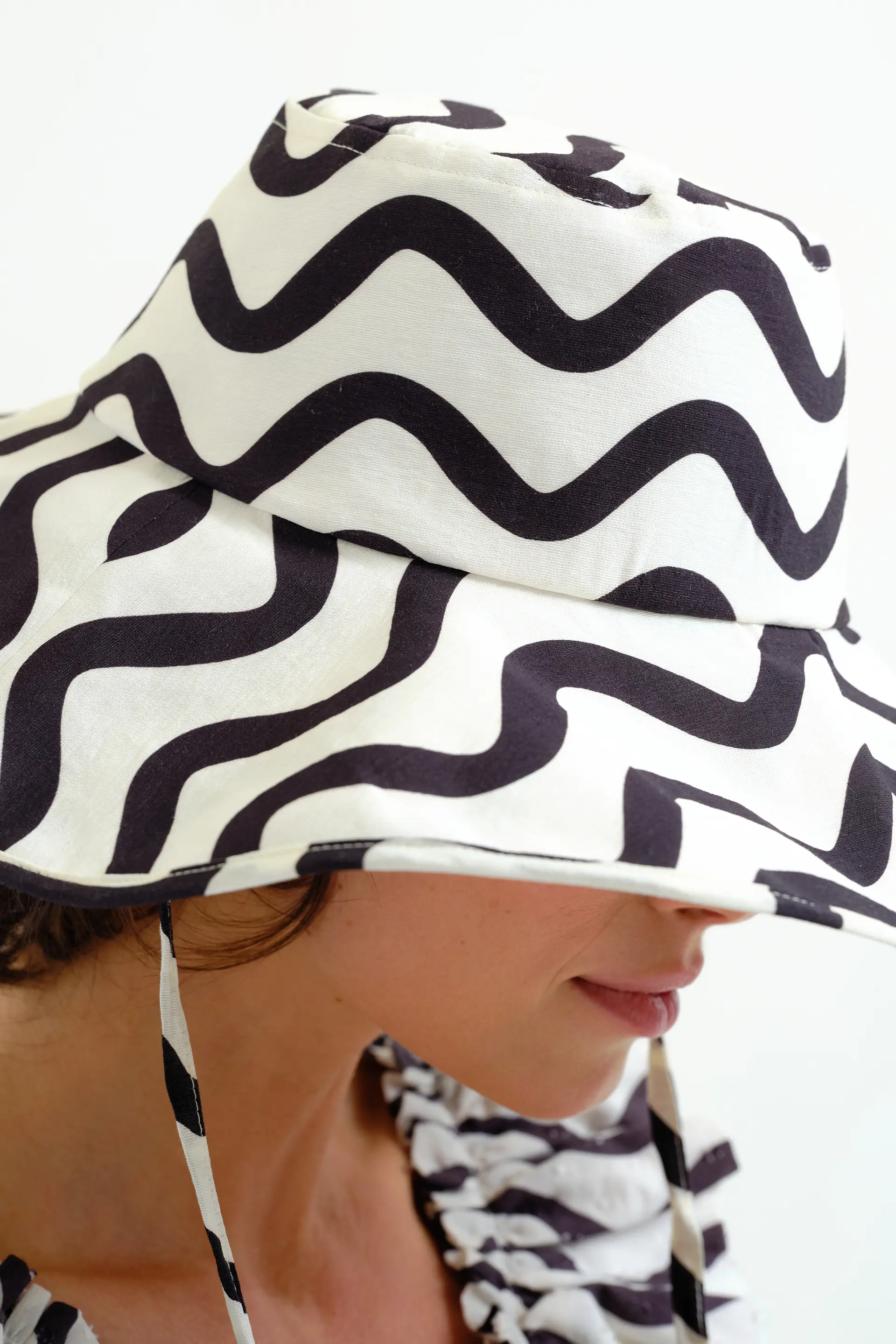 Sombrero con estampado Wave Black & White - Image 4