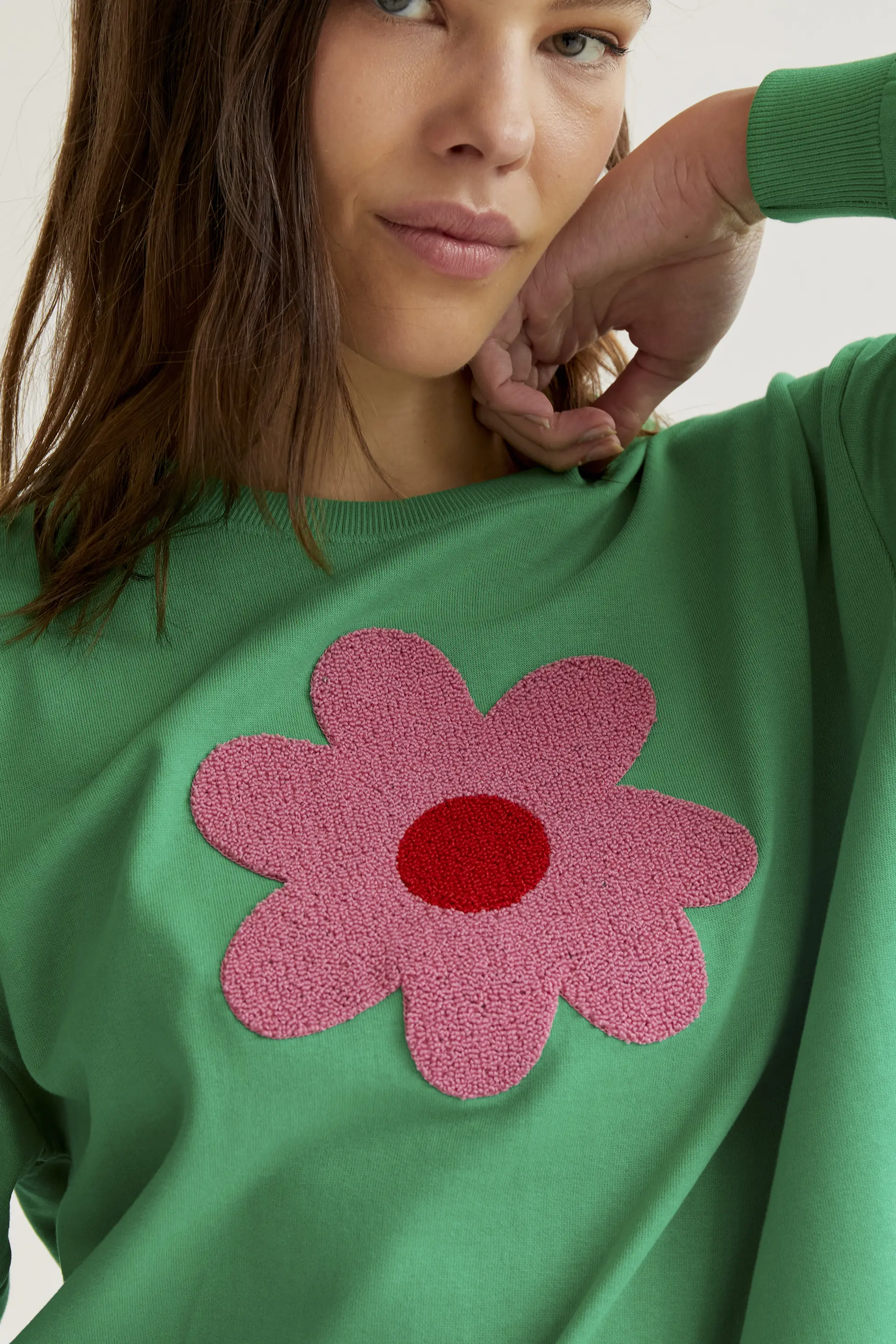 Sudadera con bordado de flor gigante rosa - Image 4
