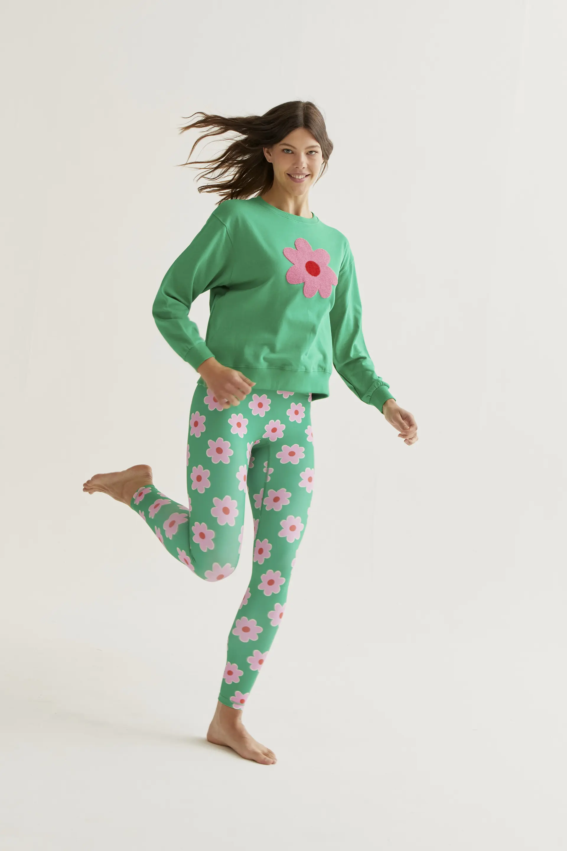 Sudadera con bordado de flor gigante rosa - Image 6