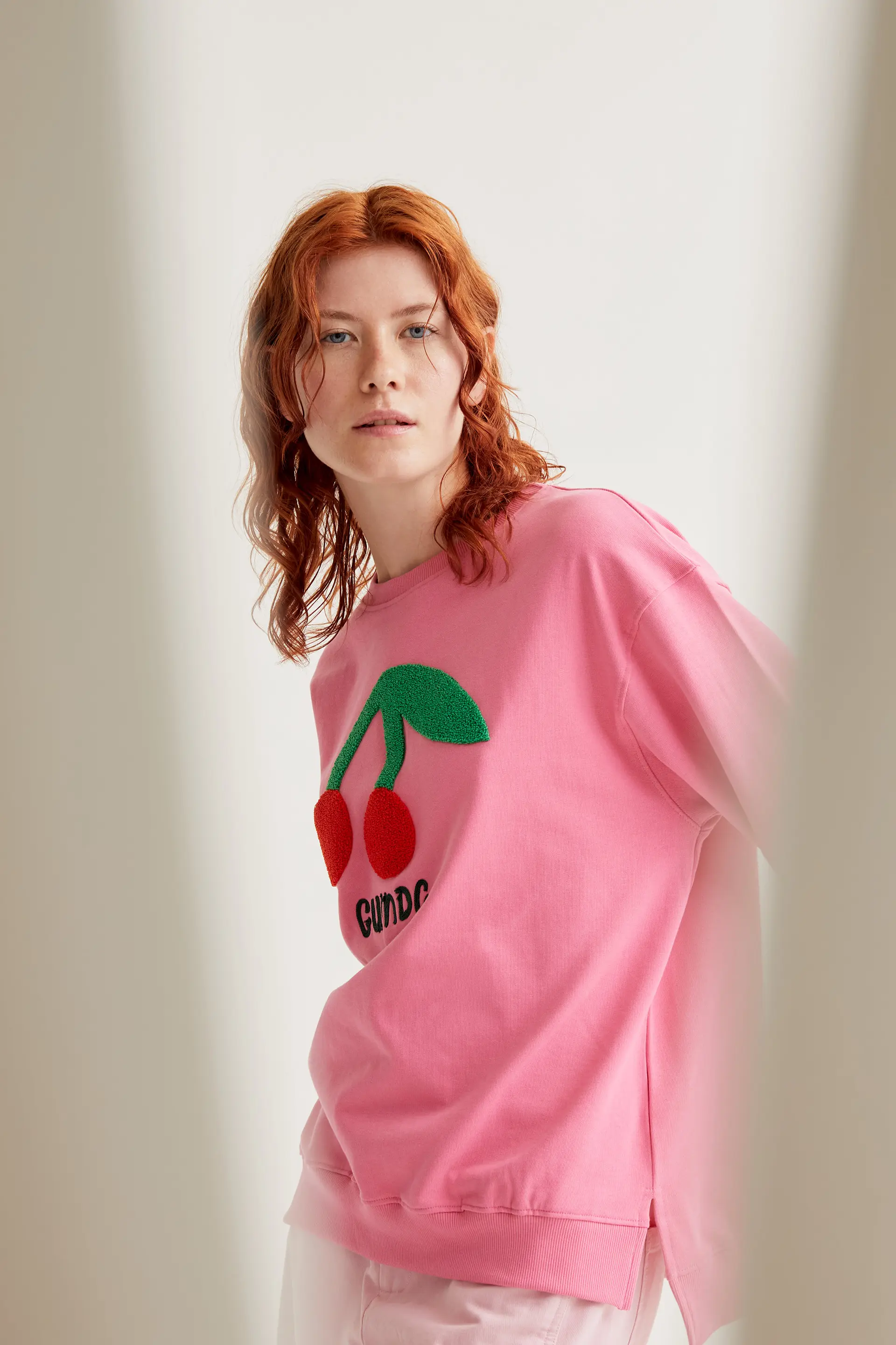Sudadera con bordado de Guinda gigante - Image 6